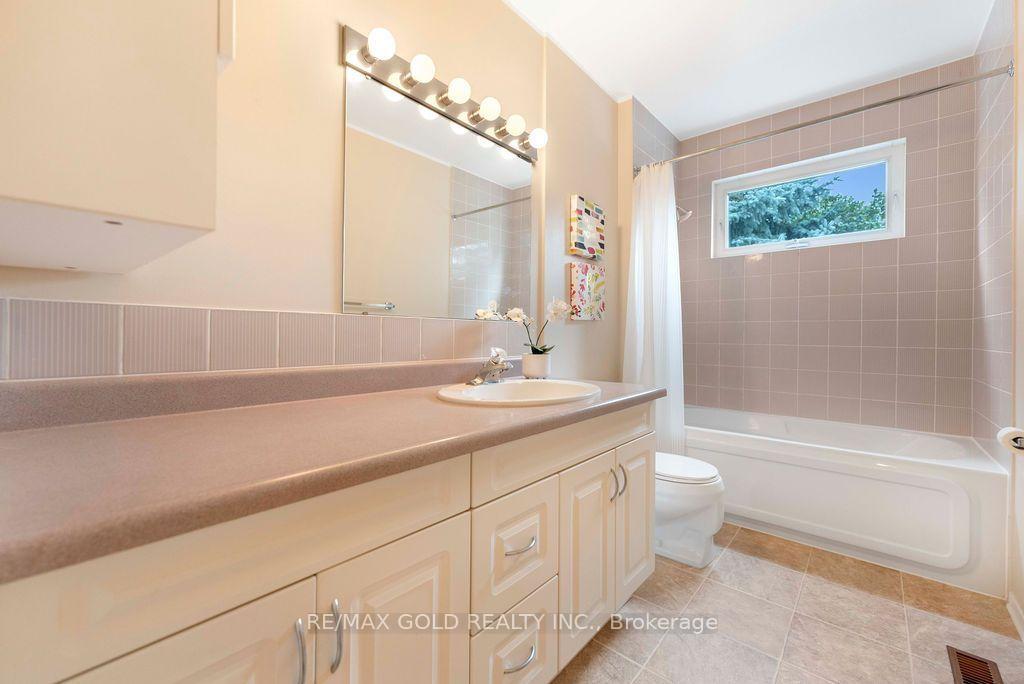 Photo 17 of 29 Carberry Crescent, Brampton, Madoc — HOMEH