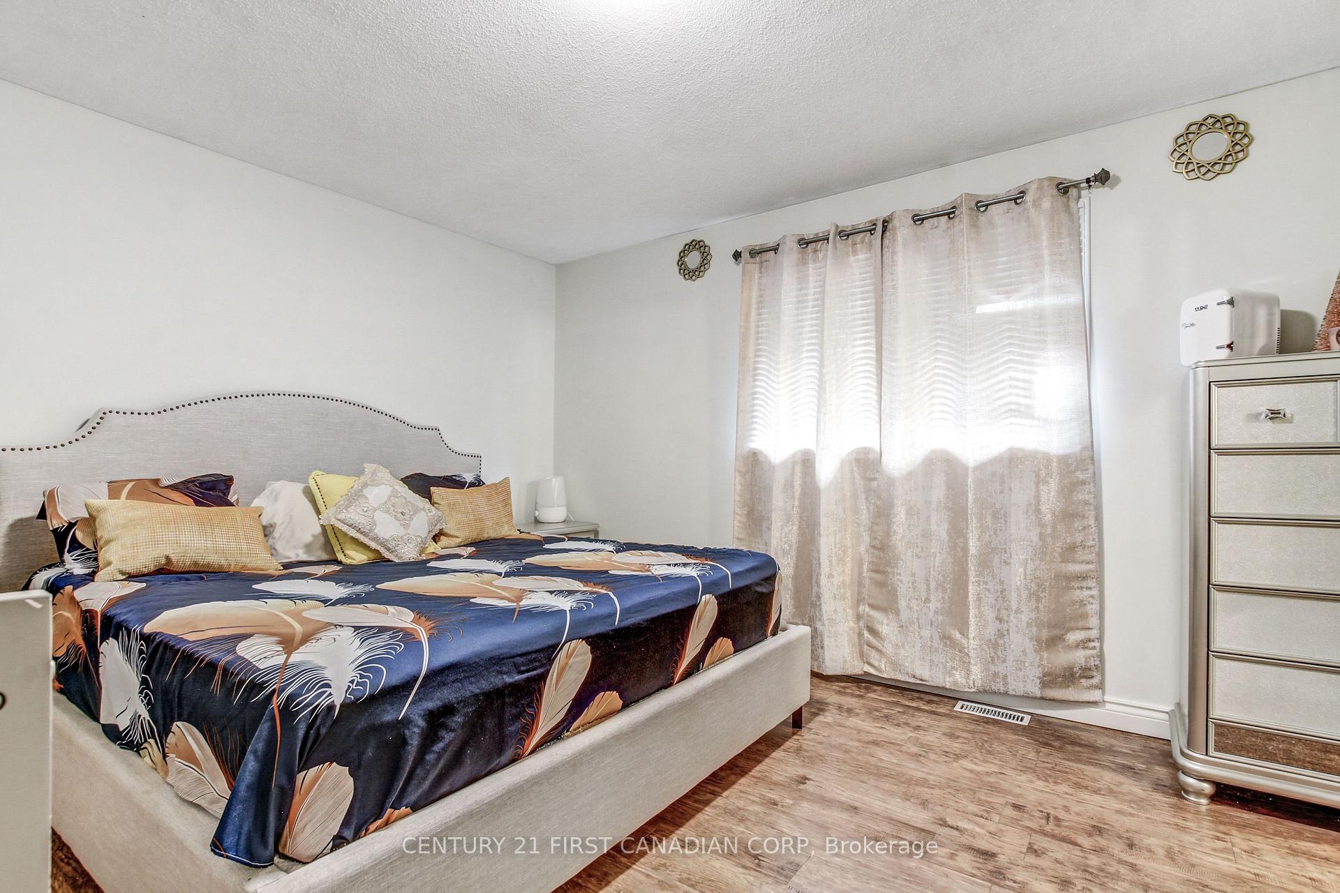 Photo 12 of 27 Gerald Crescent, London, South J — HOMEH