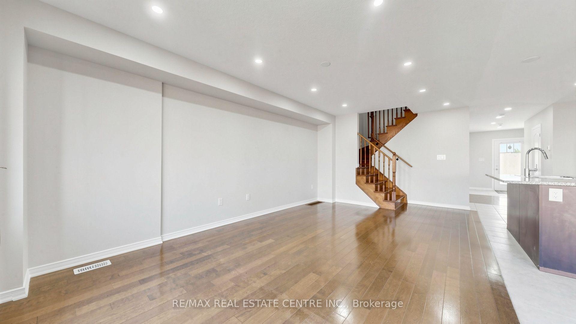 Photo 13 of 300 Bedrock Drive, Hamilton, Stoney Creek Mountain — HOMEH