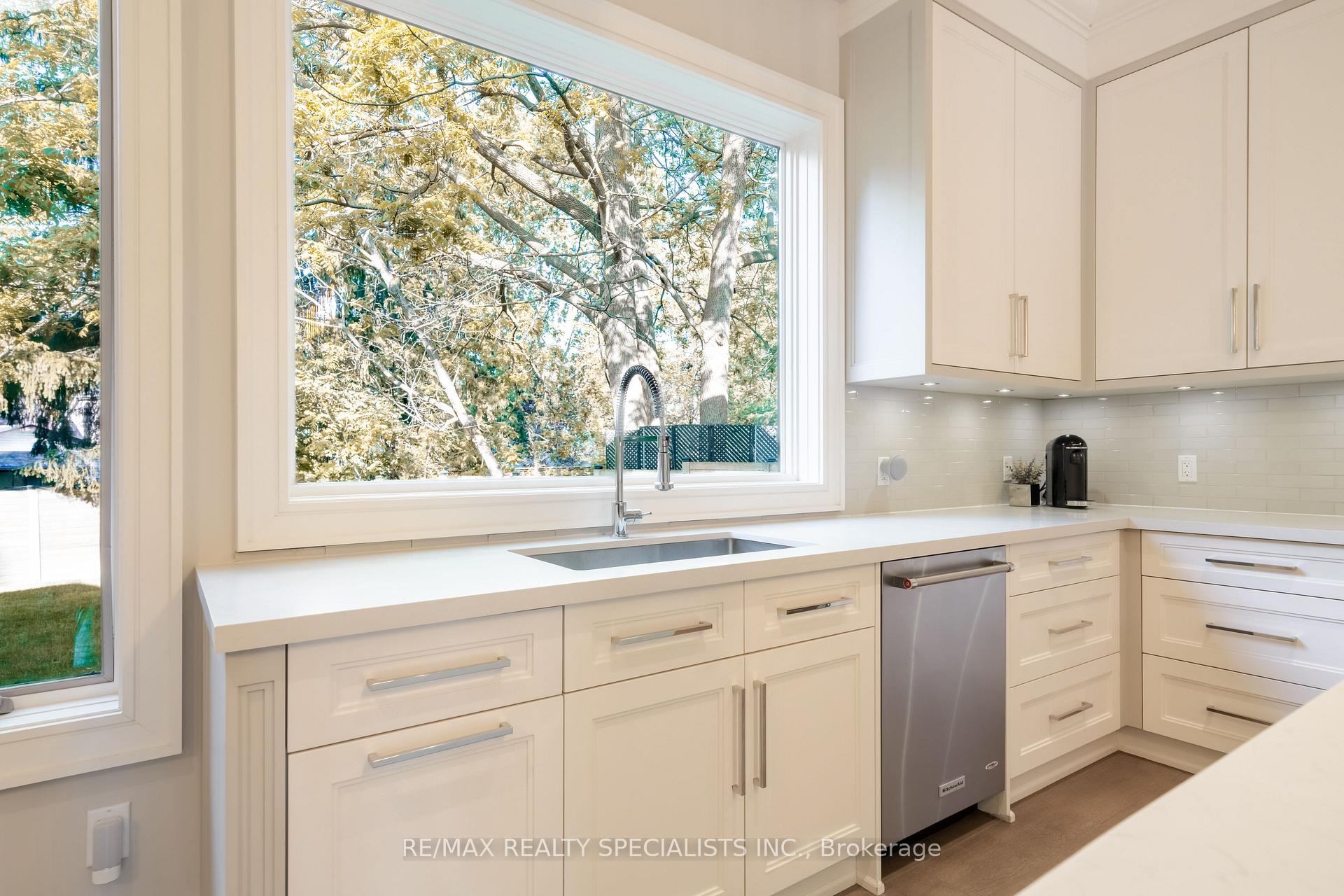 Photo 7 of 18 Florence Drive, Oakville, Central — HOMEH