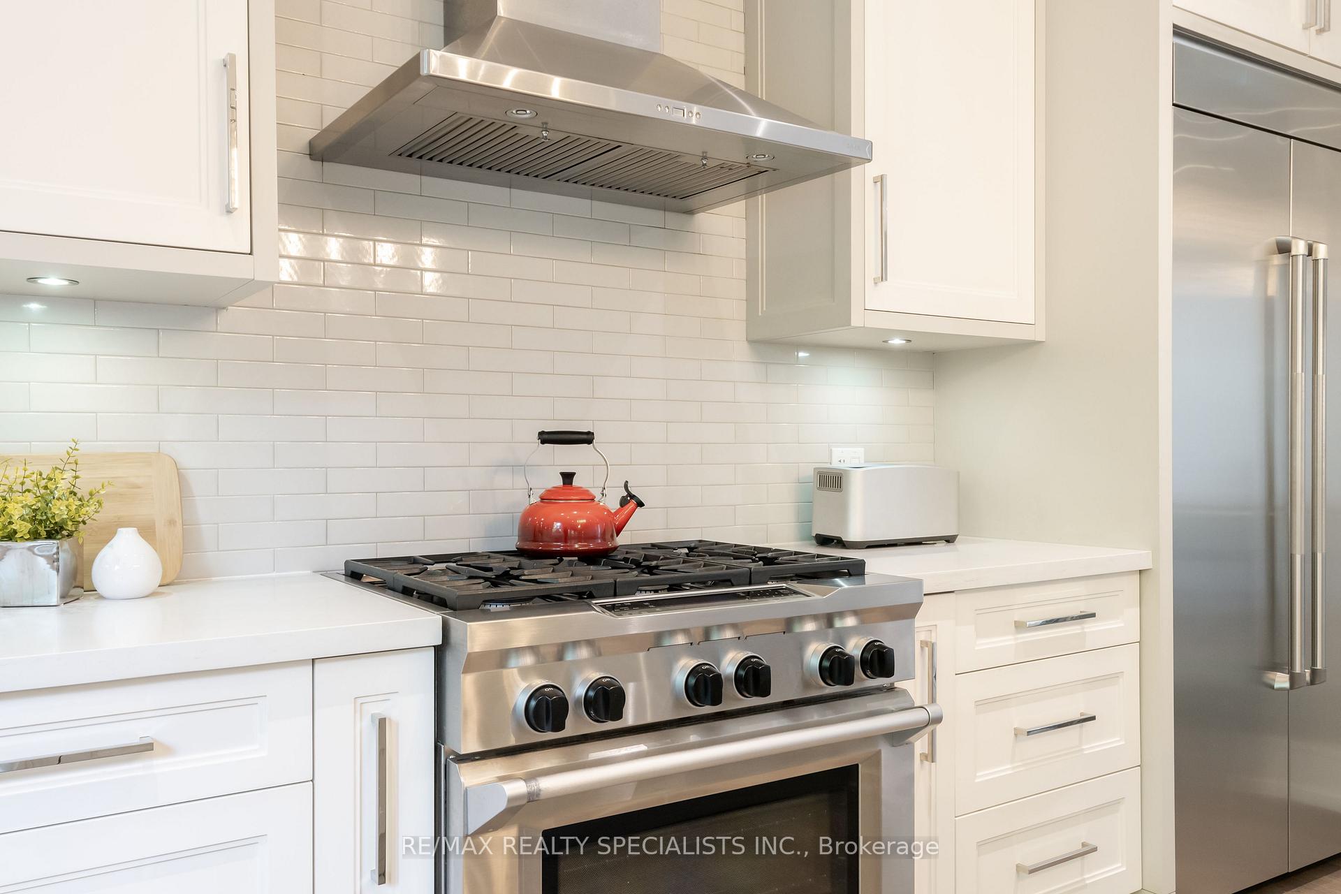 Photo 8 of 18 Florence Drive, Oakville, Central — HOMEH