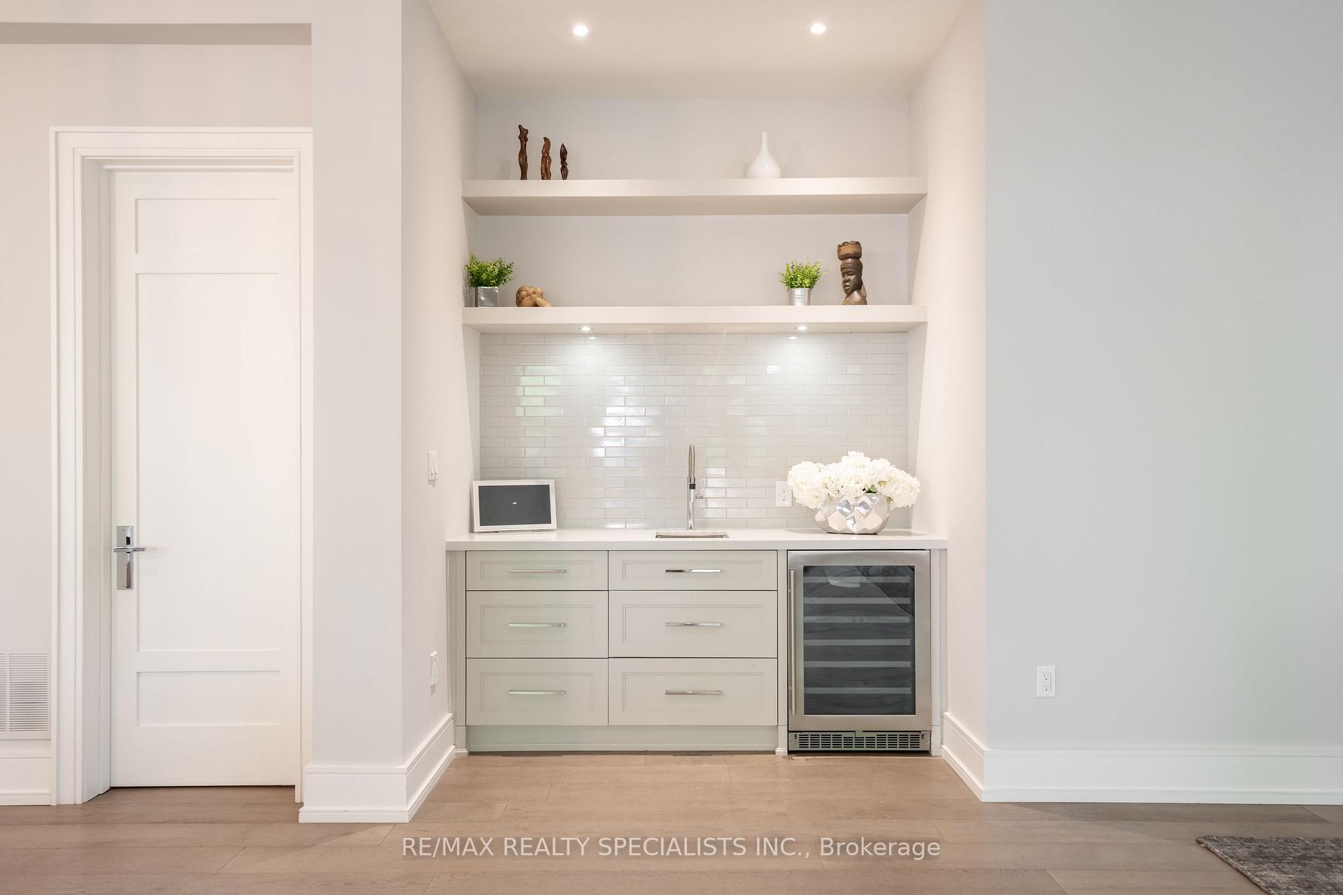 Photo 12 of 18 Florence Drive, Oakville, Central — HOMEH