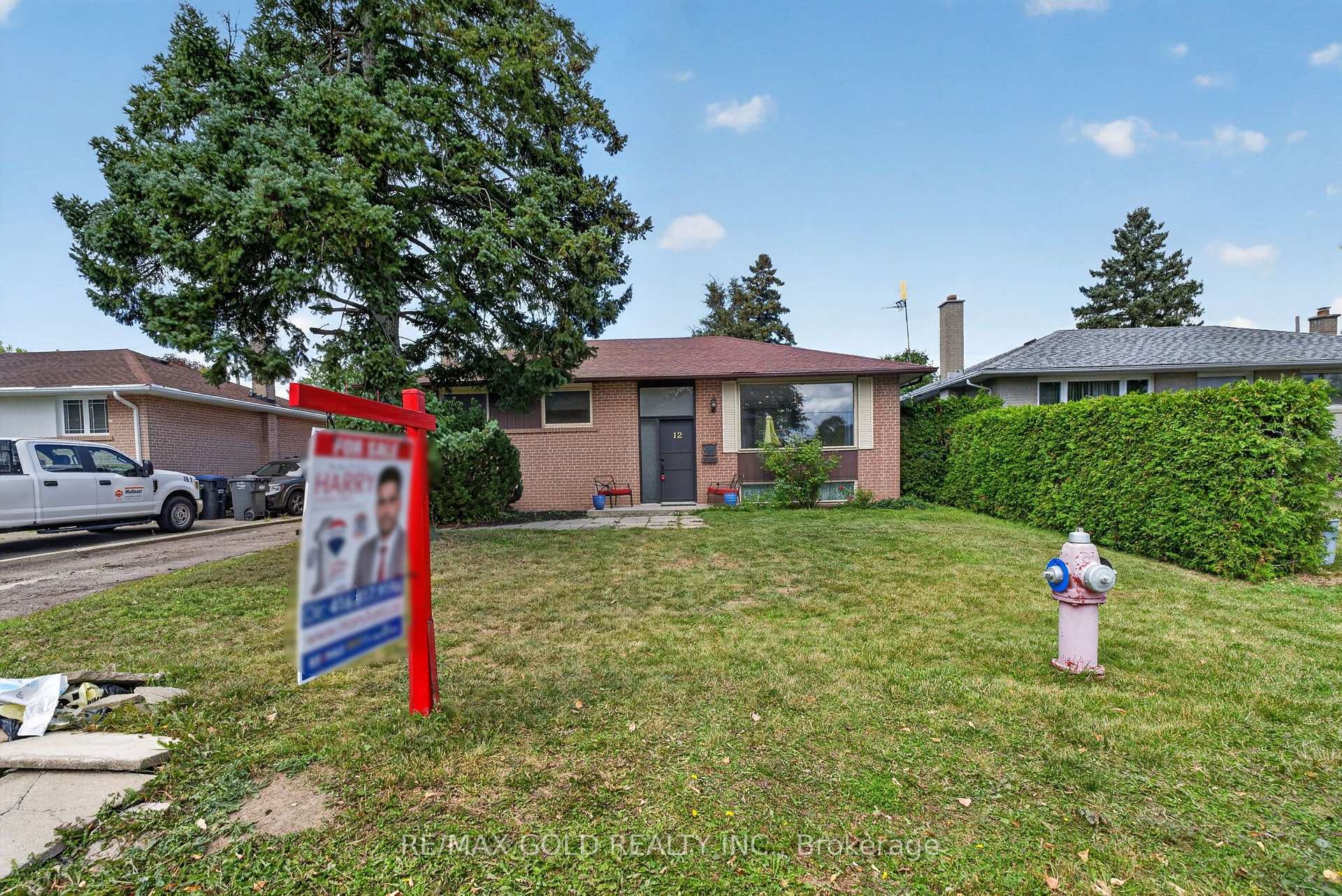 Photo 2 of 12 Alexandria Crescent, Brampton, Avondale — HOMEH