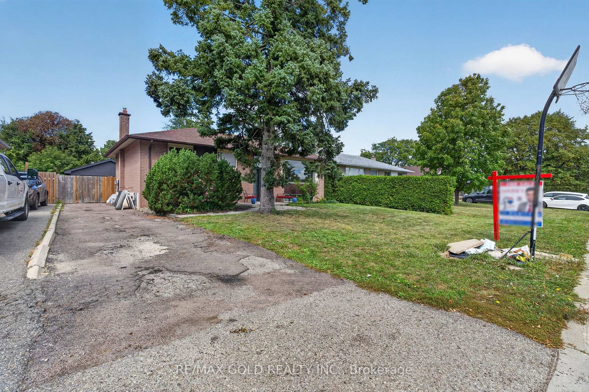 Photo 3 of 12 Alexandria Crescent, Brampton, Avondale — HOMEH