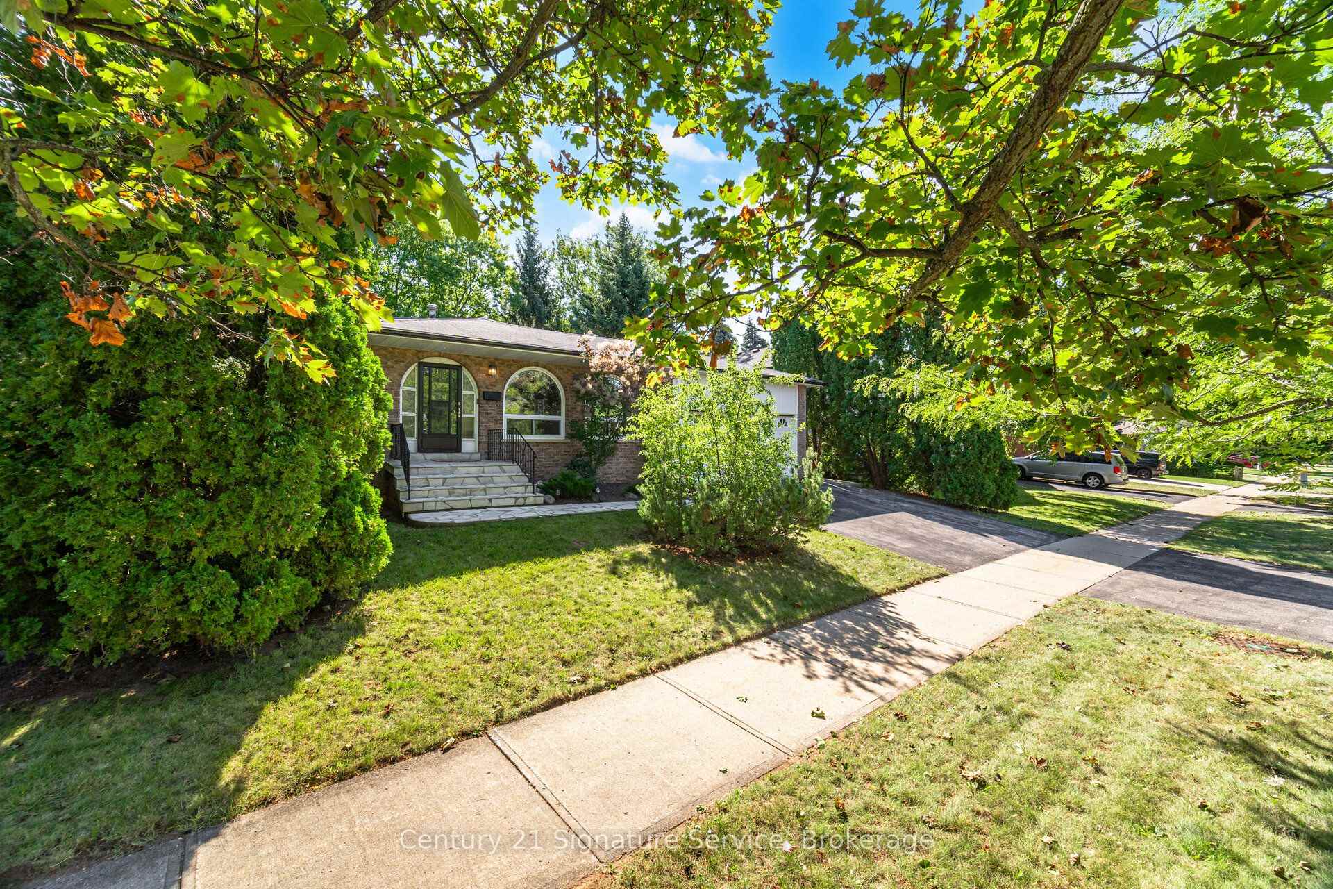 Photo 2 of 1166 Grand Boulevard, Oakville, Falgarwood — HOMEH