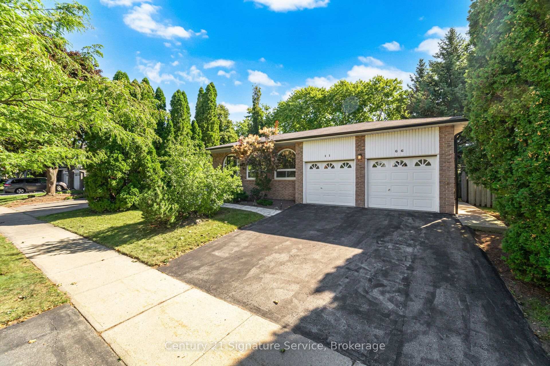 Photo 3 of 1166 Grand Boulevard, Oakville, Falgarwood — HOMEH