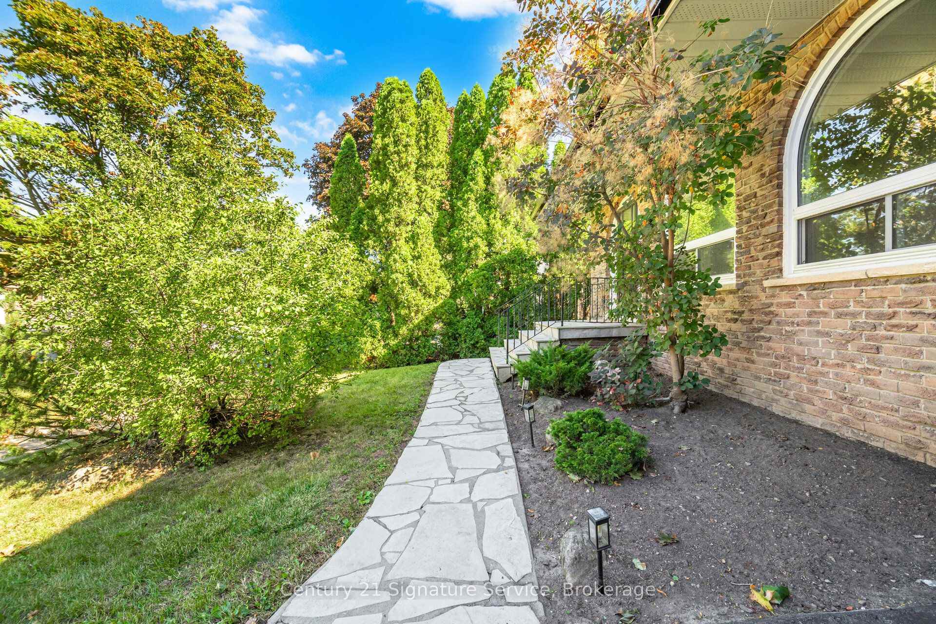 Photo 4 of 1166 Grand Boulevard, Oakville, Falgarwood — HOMEH