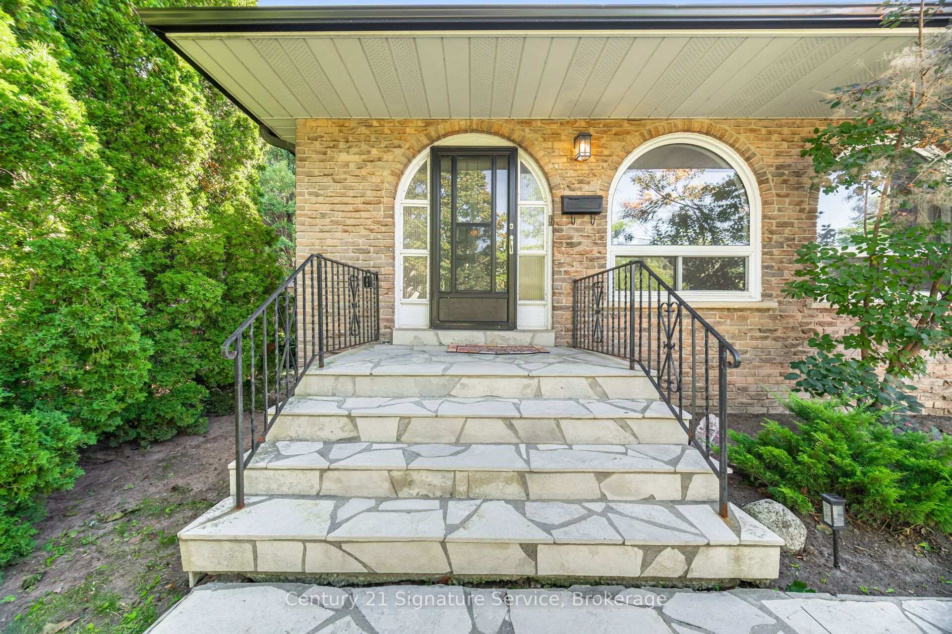 Photo 5 of 1166 Grand Boulevard, Oakville, Falgarwood — HOMEH