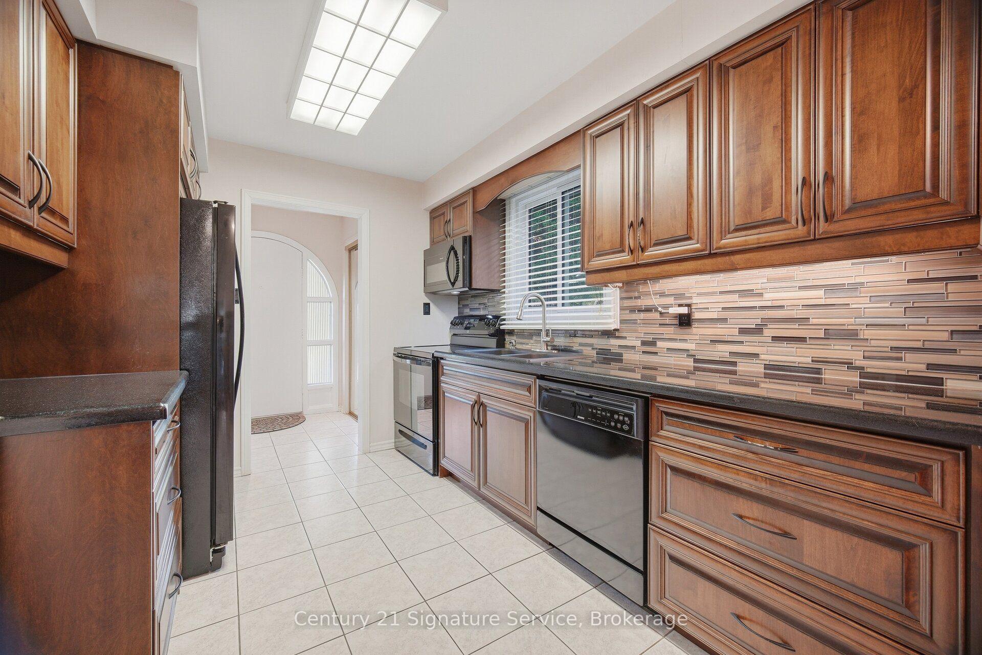 Photo 17 of 1166 Grand Boulevard, Oakville, Falgarwood — HOMEH