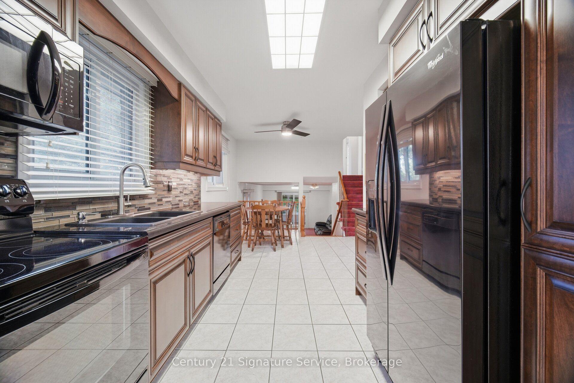 Photo 19 of 1166 Grand Boulevard, Oakville, Falgarwood — HOMEH