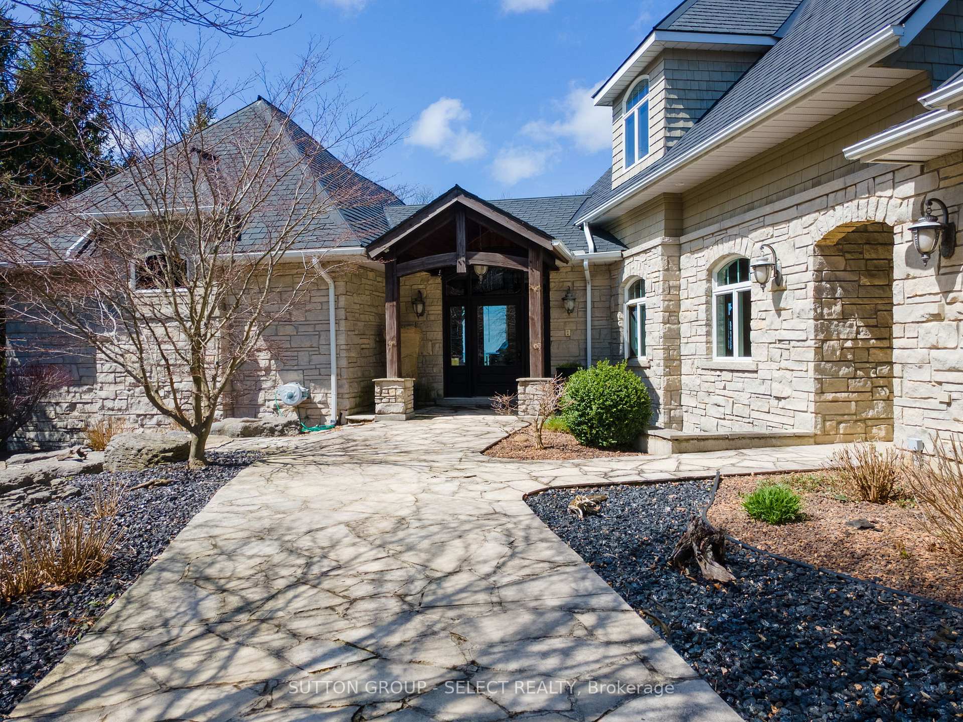 Photo 3 of 4544 Lakeshore Road, Plympton-Wyoming, Plympton Wyoming — HOMEH