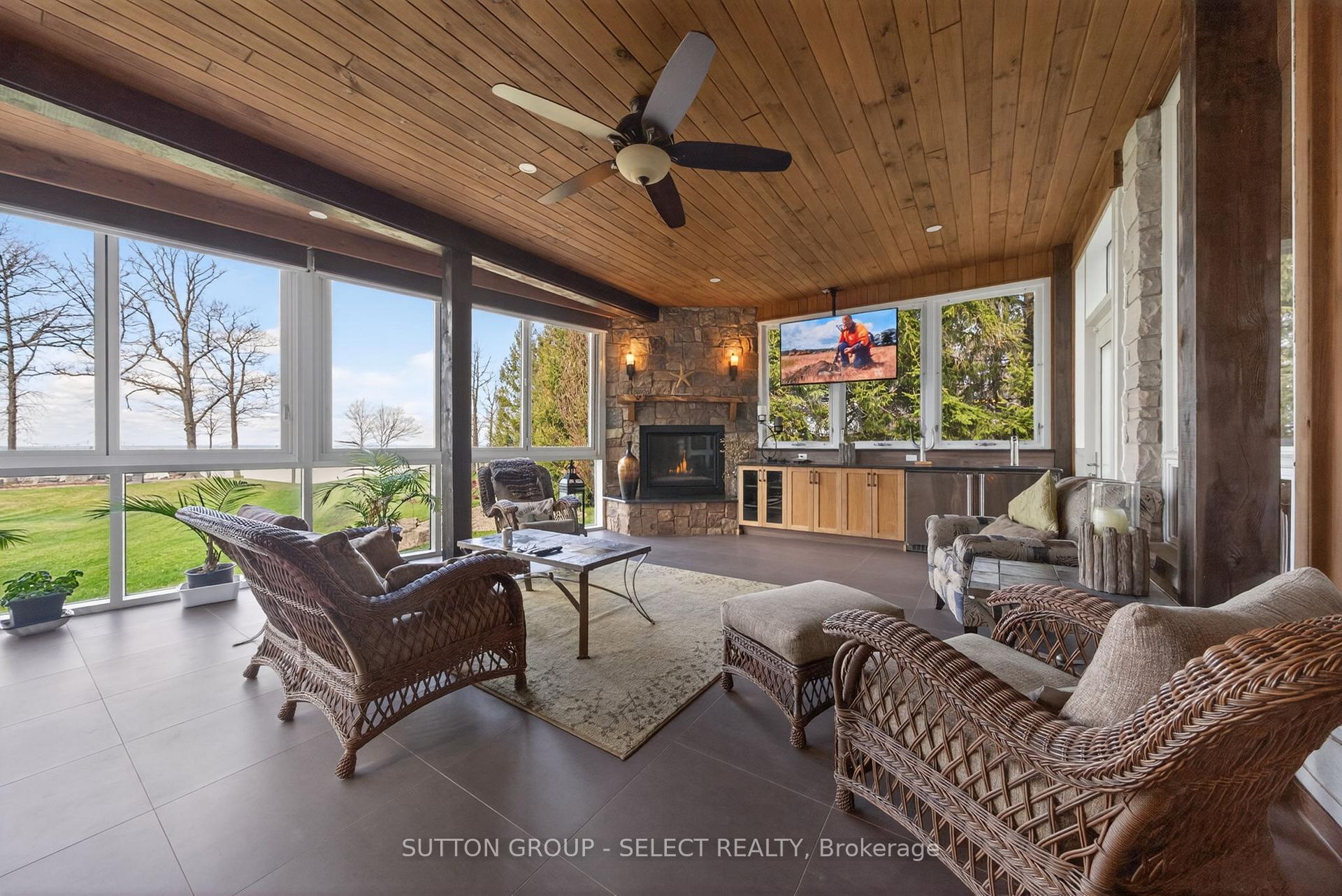 Photo 14 of 4544 Lakeshore Road, Plympton-Wyoming, Plympton Wyoming — HOMEH