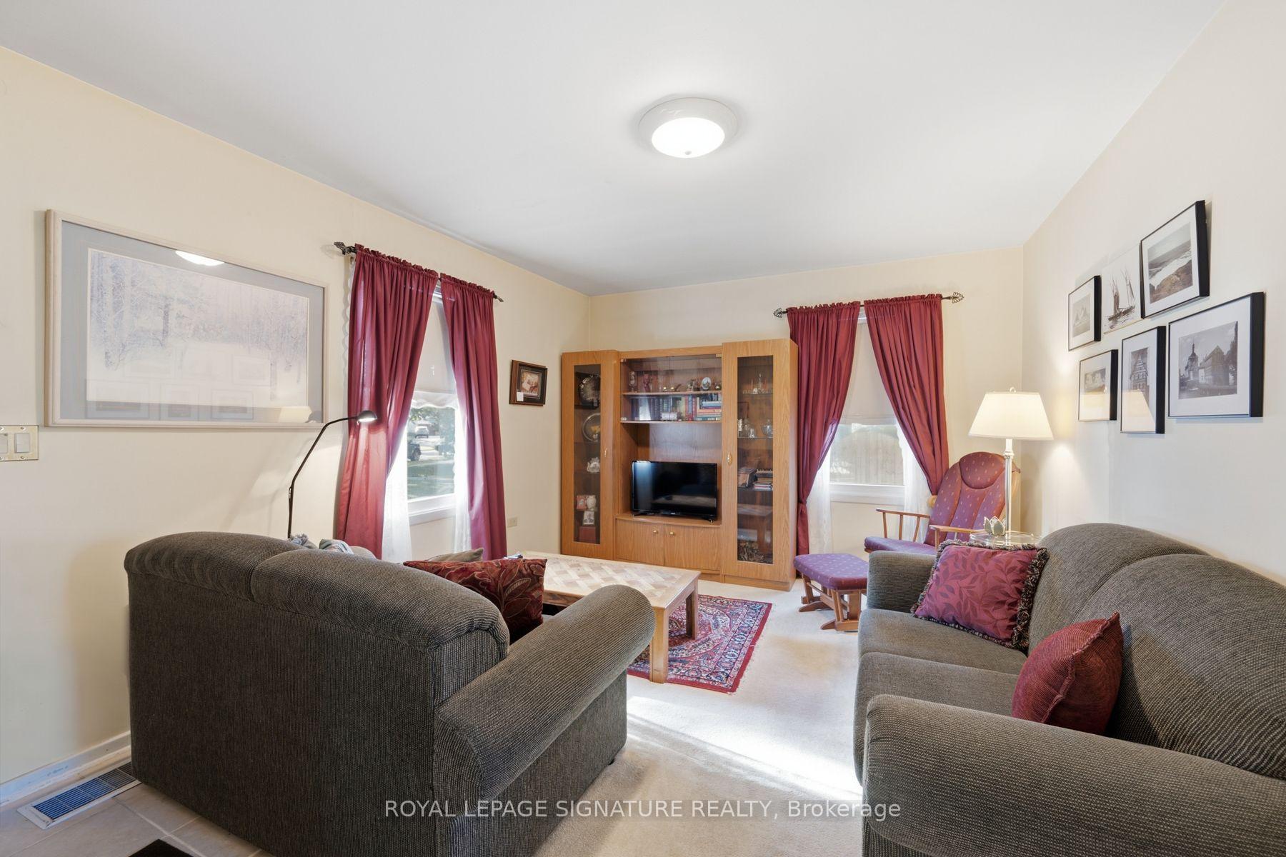 Photo 3 of 15 Kemp Square, North York, Brookhaven-Amesbury — HOMEH