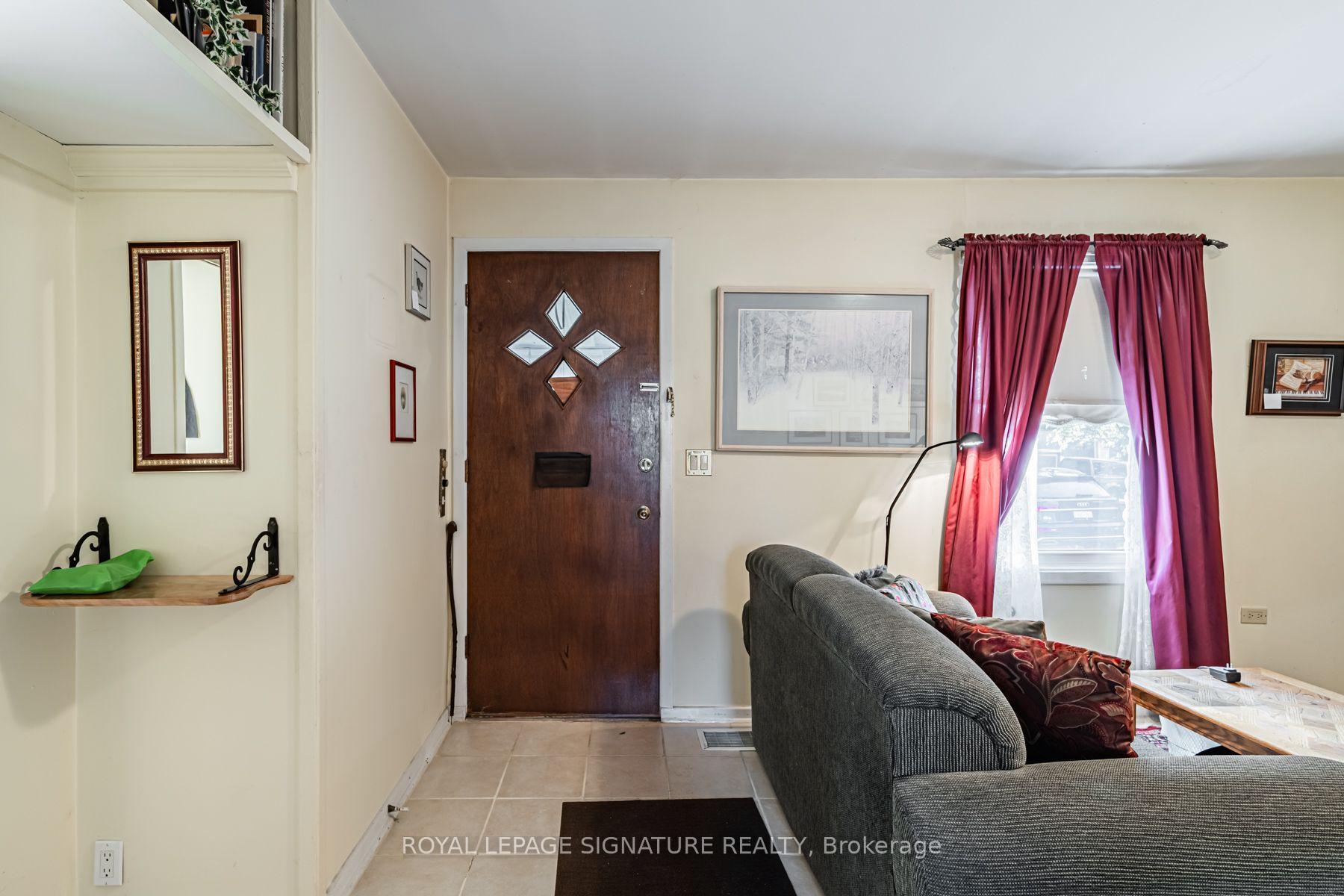 Photo 4 of 15 Kemp Square, North York, Brookhaven-Amesbury — HOMEH