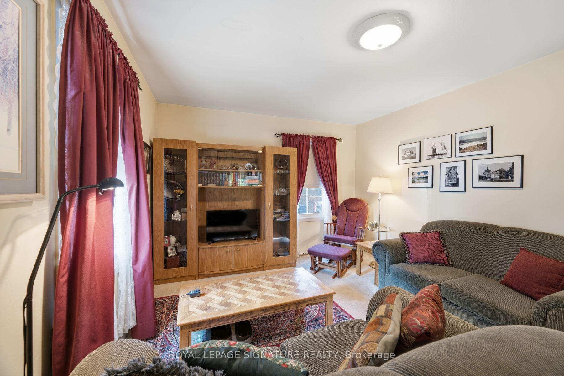 Photo 5 of 15 Kemp Square, North York, Brookhaven-Amesbury — HOMEH