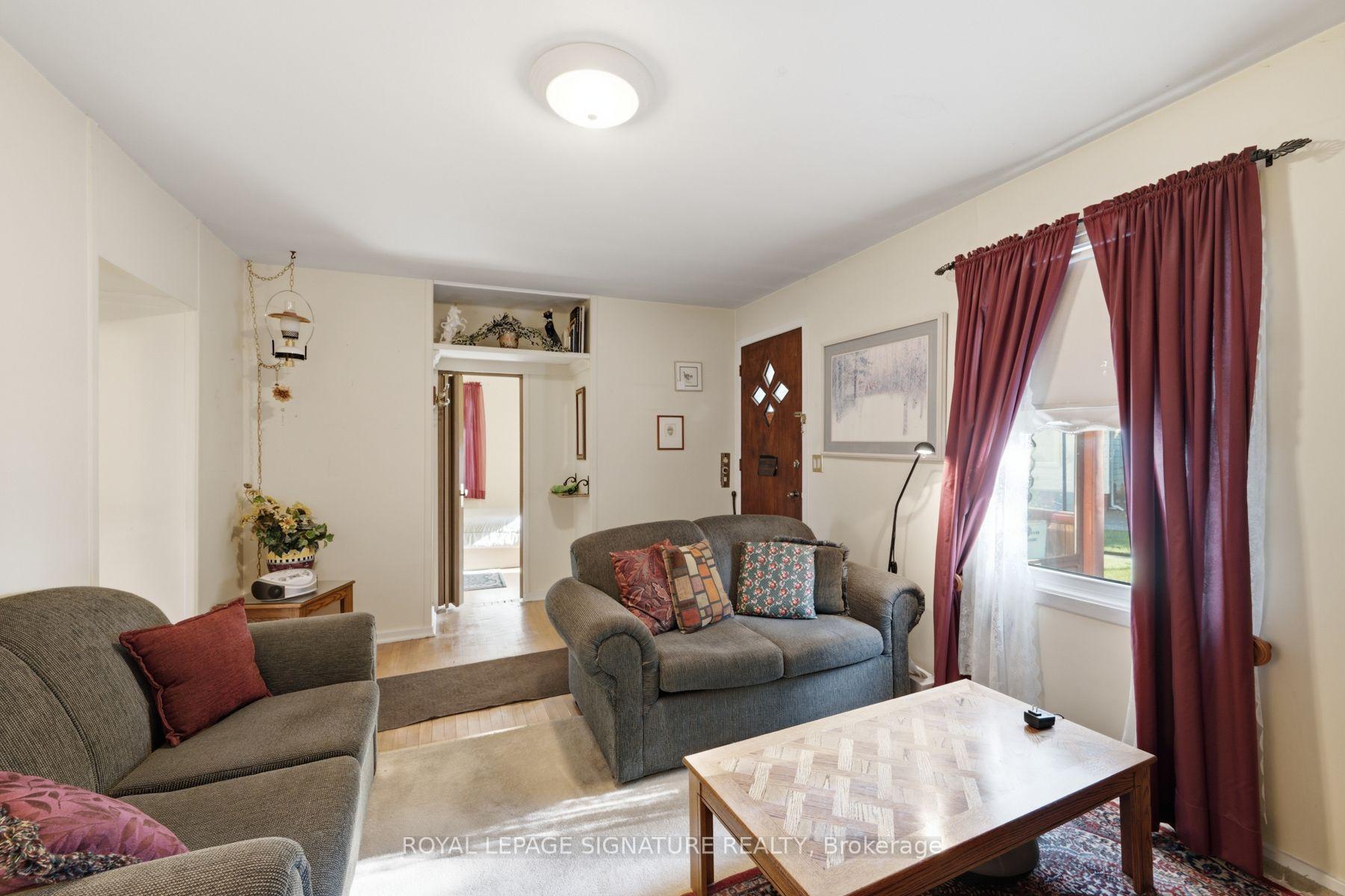 Photo 6 of 15 Kemp Square, North York, Brookhaven-Amesbury — HOMEH