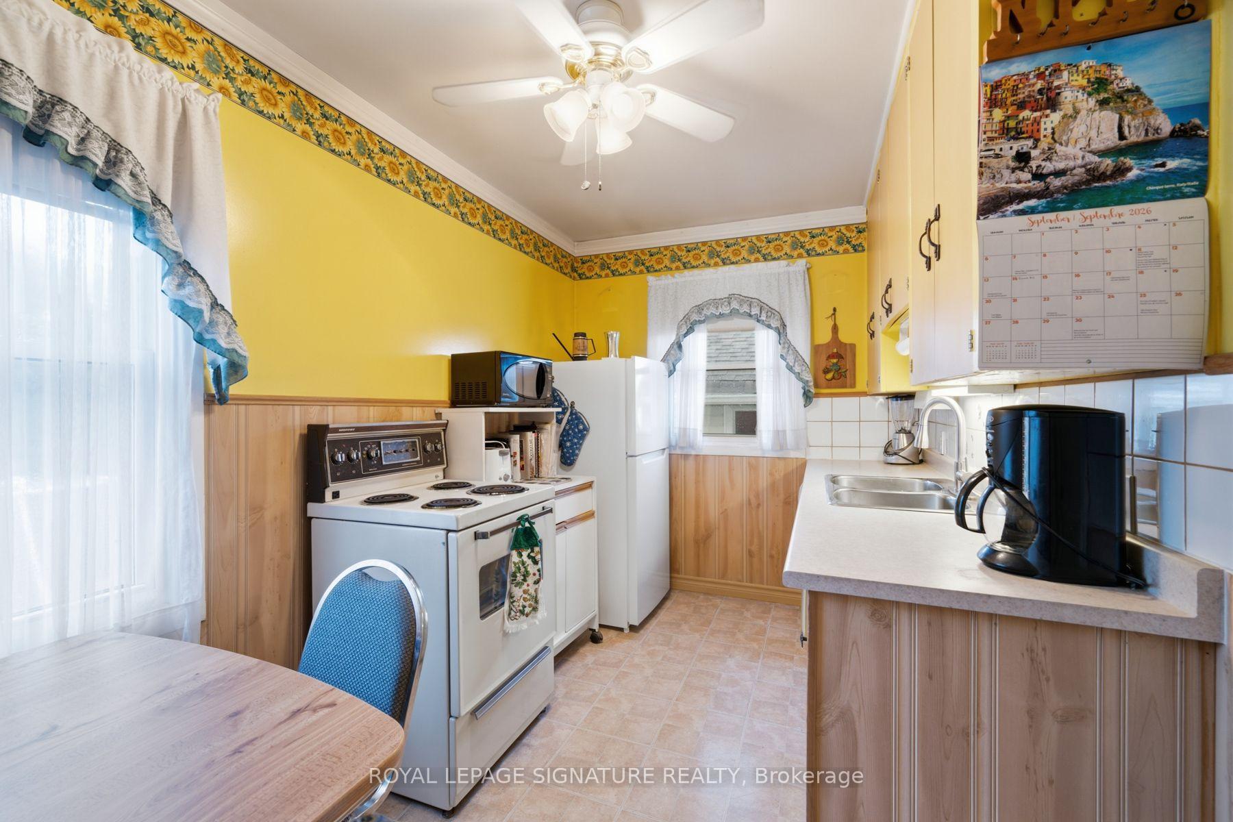 Photo 7 of 15 Kemp Square, North York, Brookhaven-Amesbury — HOMEH
