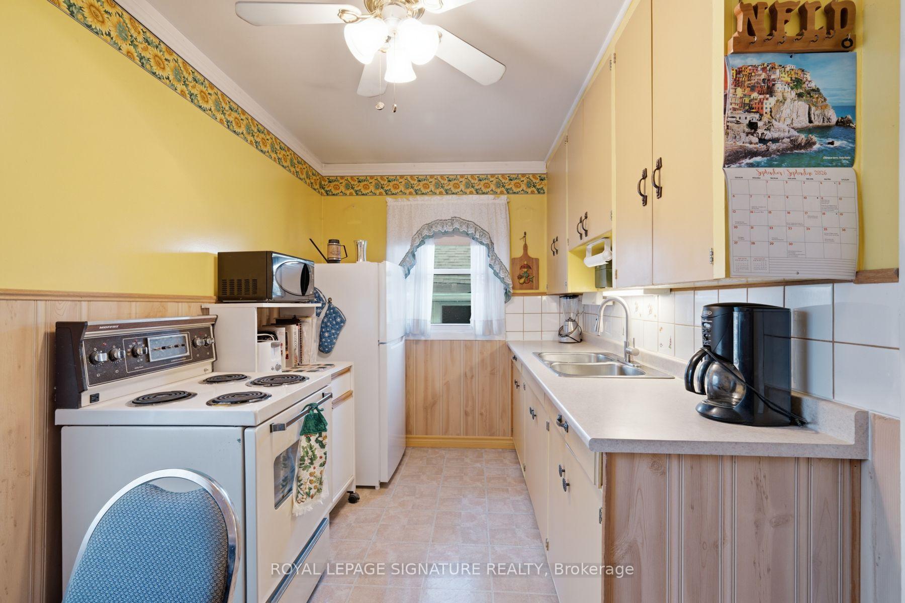 Photo 8 of 15 Kemp Square, North York, Brookhaven-Amesbury — HOMEH