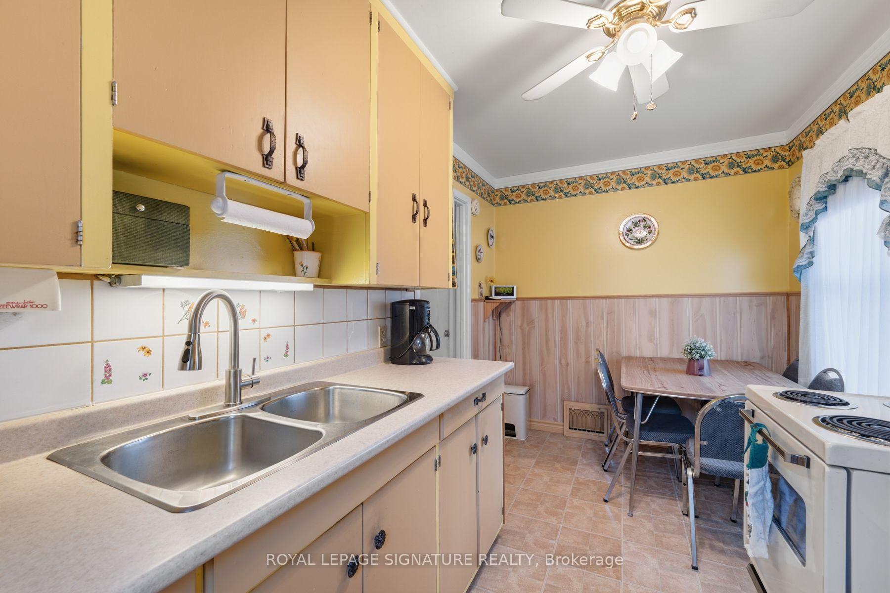 Photo 9 of 15 Kemp Square, North York, Brookhaven-Amesbury — HOMEH