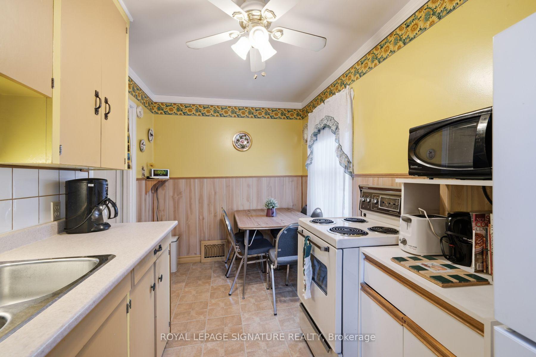 Photo 10 of 15 Kemp Square, North York, Brookhaven-Amesbury — HOMEH
