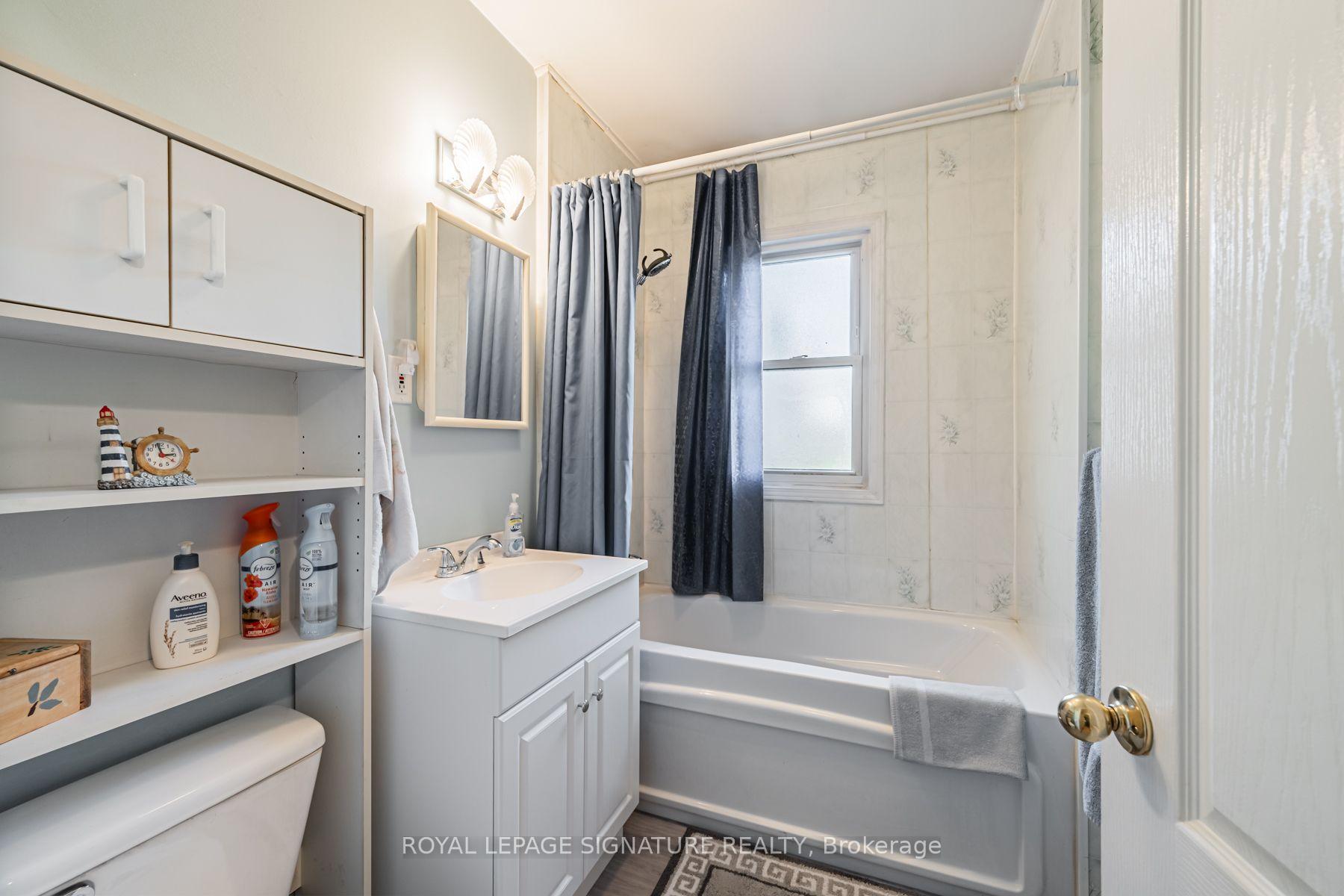 Photo 11 of 15 Kemp Square, North York, Brookhaven-Amesbury — HOMEH