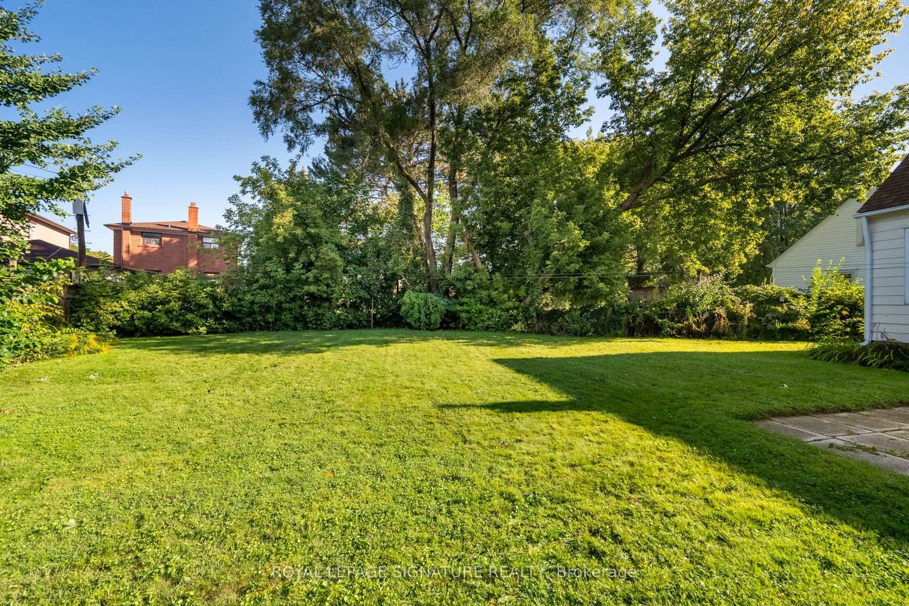 Photo 37 of 15 Kemp Square, North York, Brookhaven-Amesbury — HOMEH