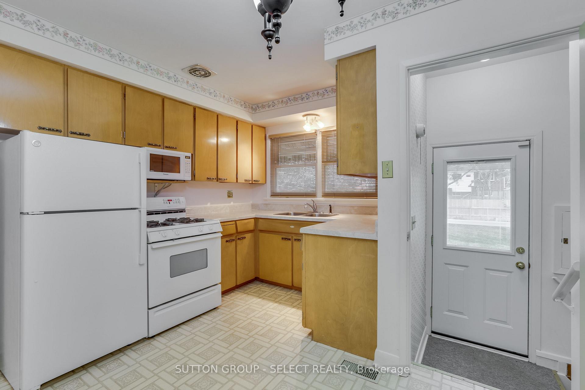 Photo 15 of 49 Mcleod Crescent, London, North H — HOMEH