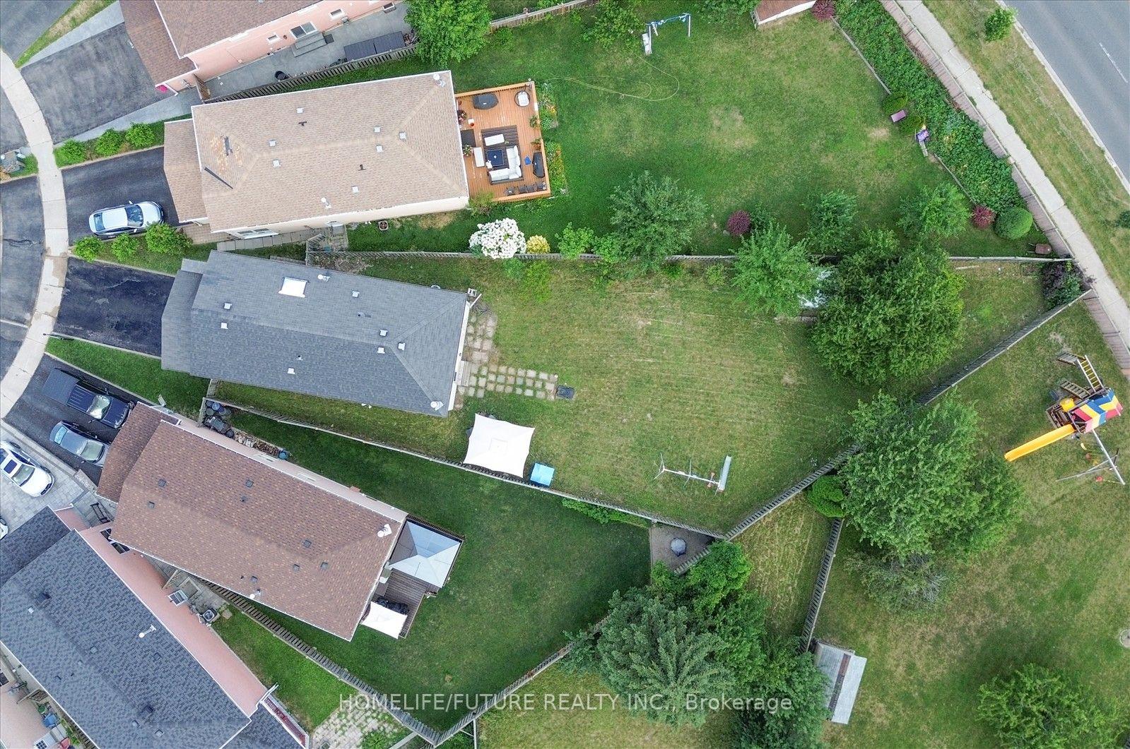 Photo 3 of 63 Chloe Crescent, Markham, Middlefield — HOMEH