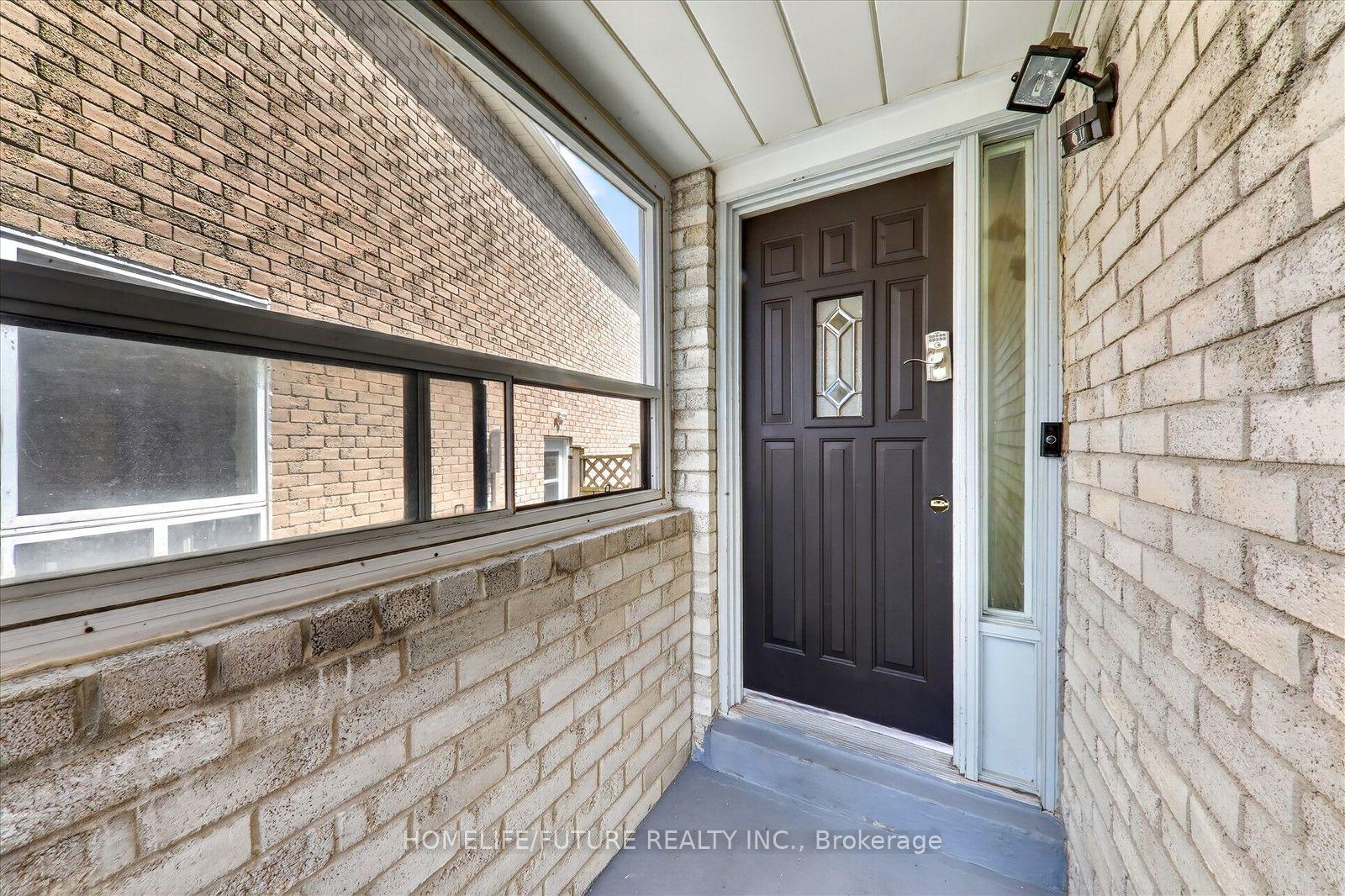 Photo 4 of 63 Chloe Crescent, Markham, Middlefield — HOMEH