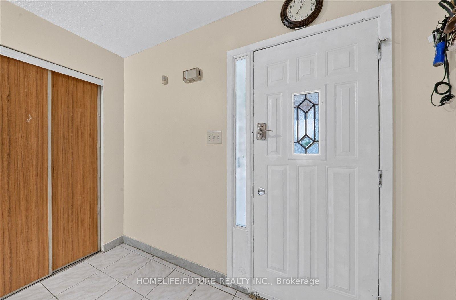 Photo 5 of 63 Chloe Crescent, Markham, Middlefield — HOMEH
