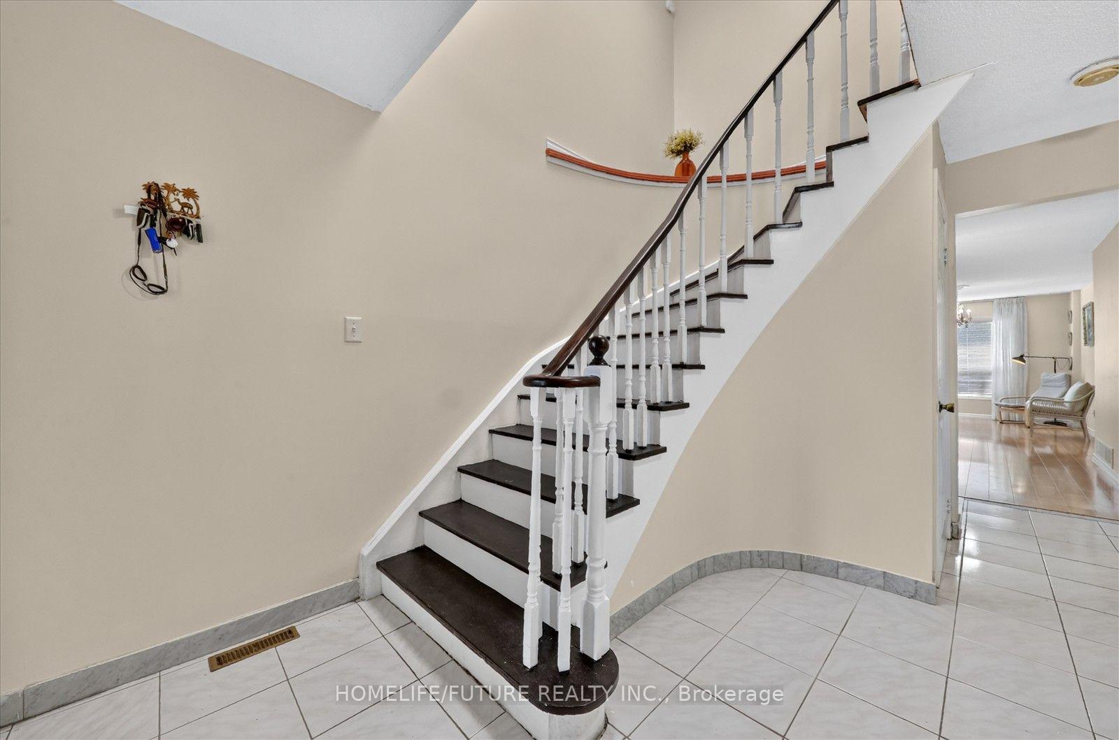 Photo 6 of 63 Chloe Crescent, Markham, Middlefield — HOMEH