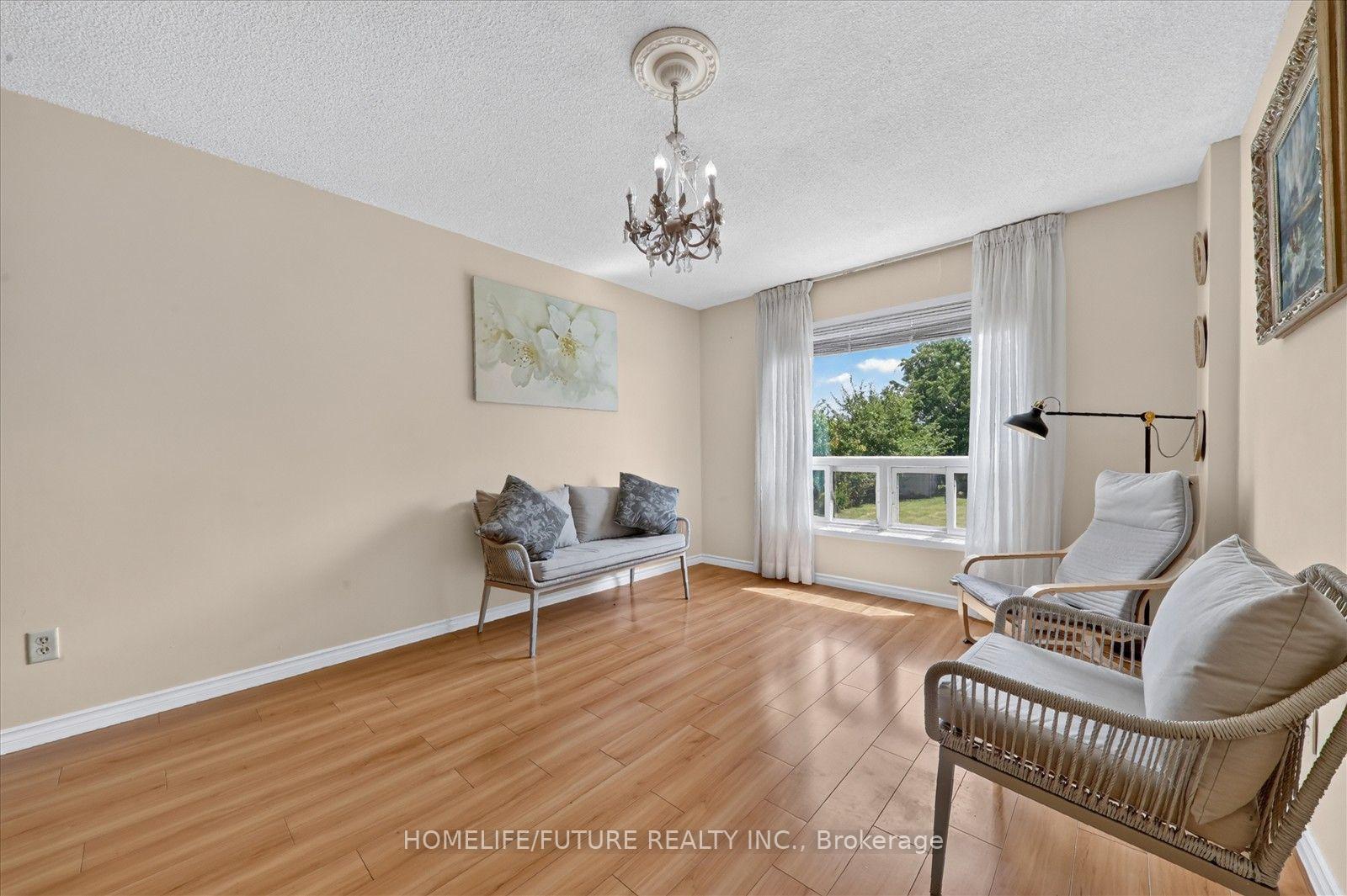 Photo 11 of 63 Chloe Crescent, Markham, Middlefield — HOMEH