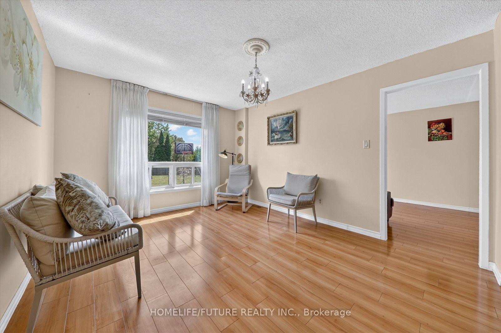 Photo 12 of 63 Chloe Crescent, Markham, Middlefield — HOMEH