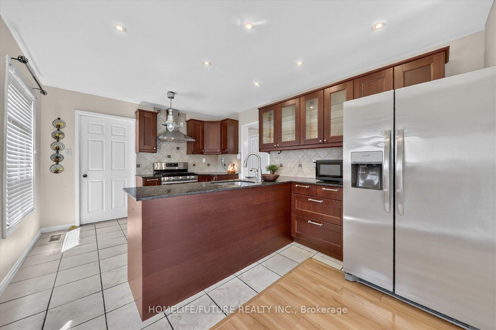Photo 16 of 63 Chloe Crescent, Markham, Middlefield — HOMEH