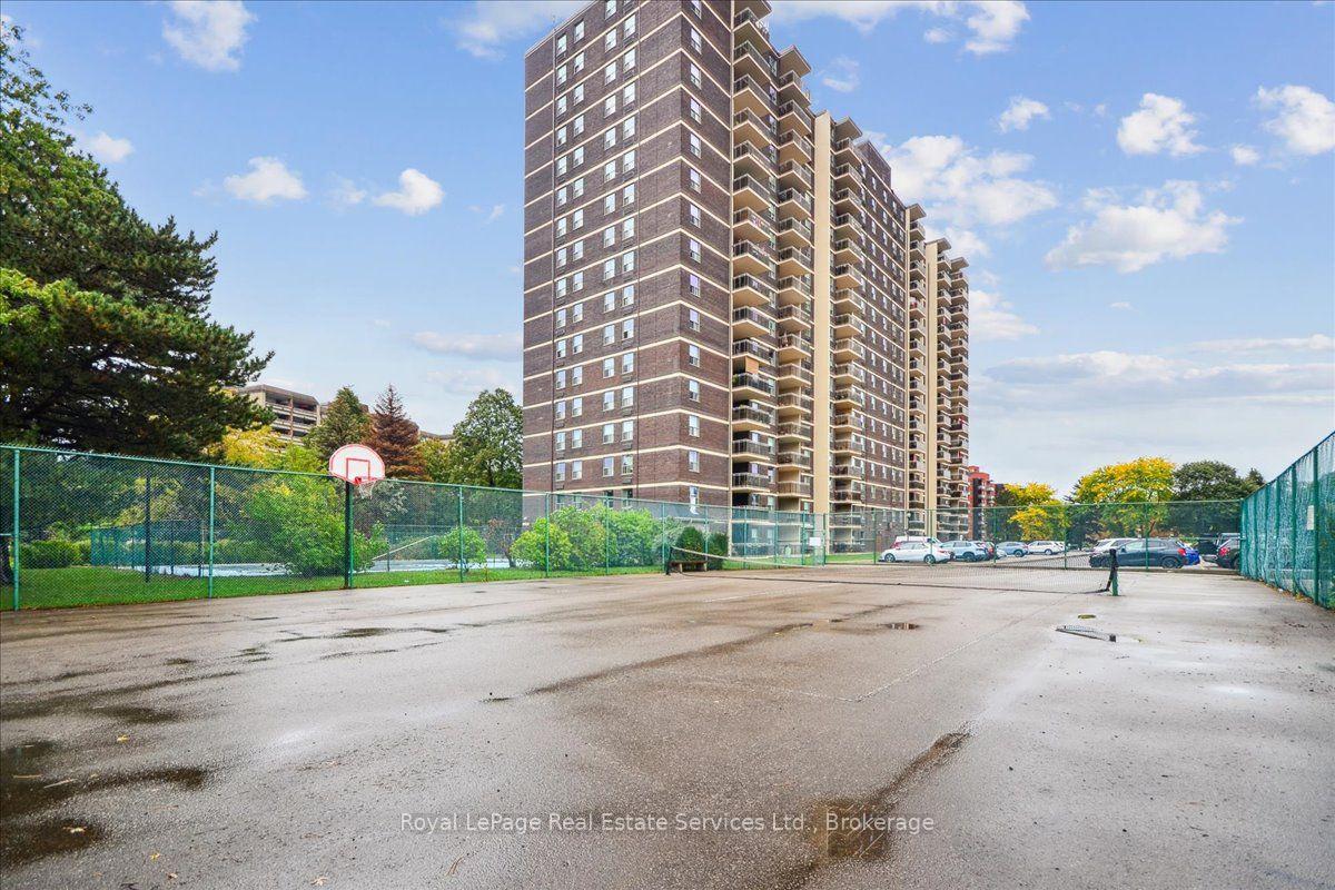 Front of Unit 812, 966 Inverhouse Drive