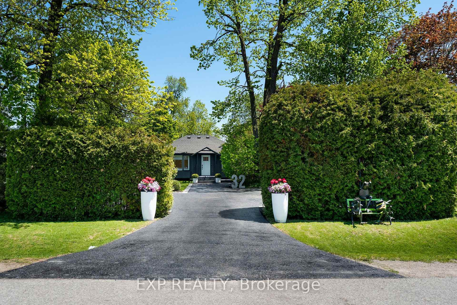 Photo 3 of 32 Farley Circle, Georgina, Historic Lakeshore Communities — HOMEH