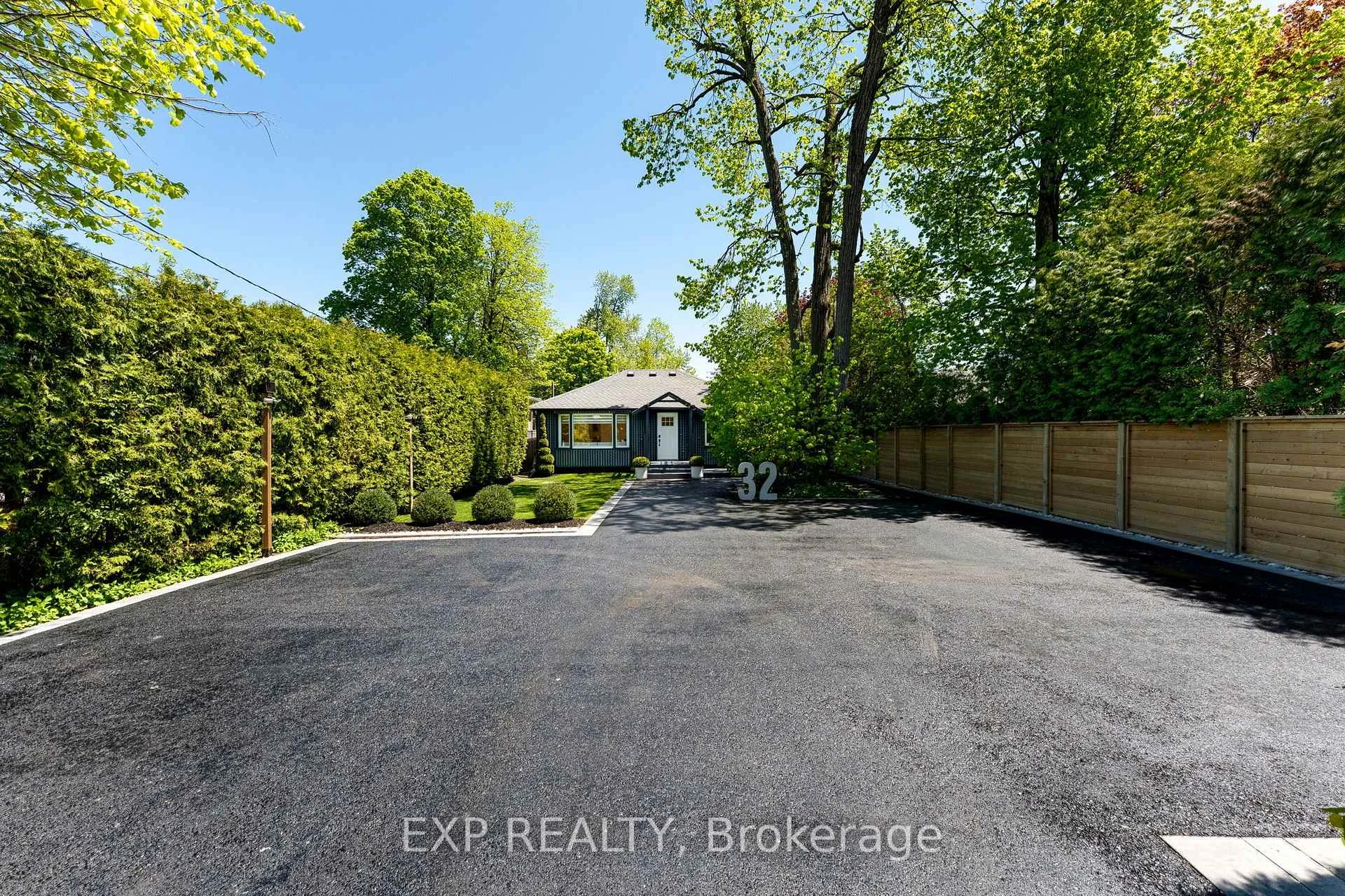 Photo 4 of 32 Farley Circle, Georgina, Historic Lakeshore Communities — HOMEH