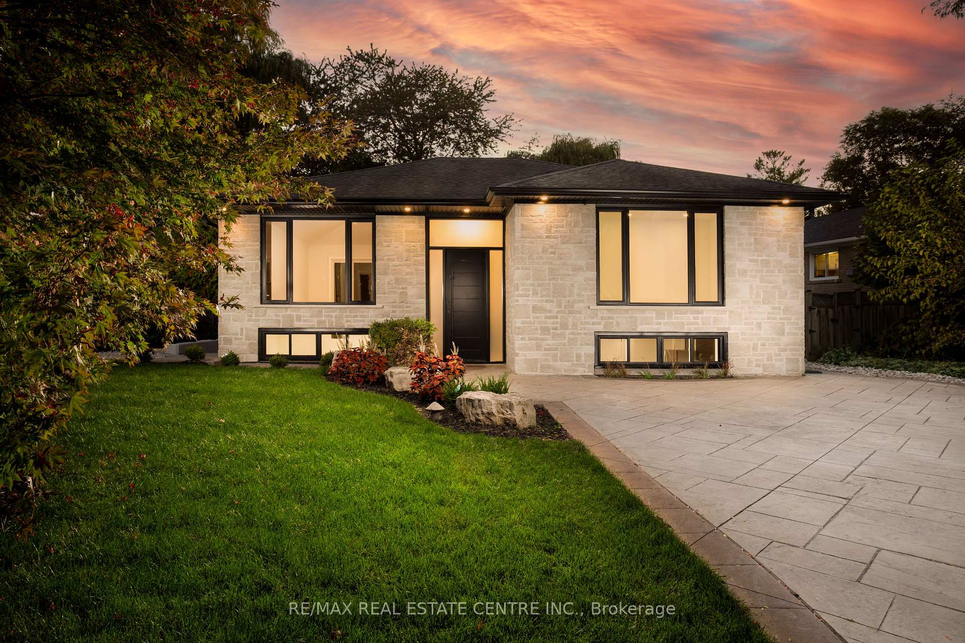 Photo 2 of 446 Willis Drive, Oakville, West — HOMEH