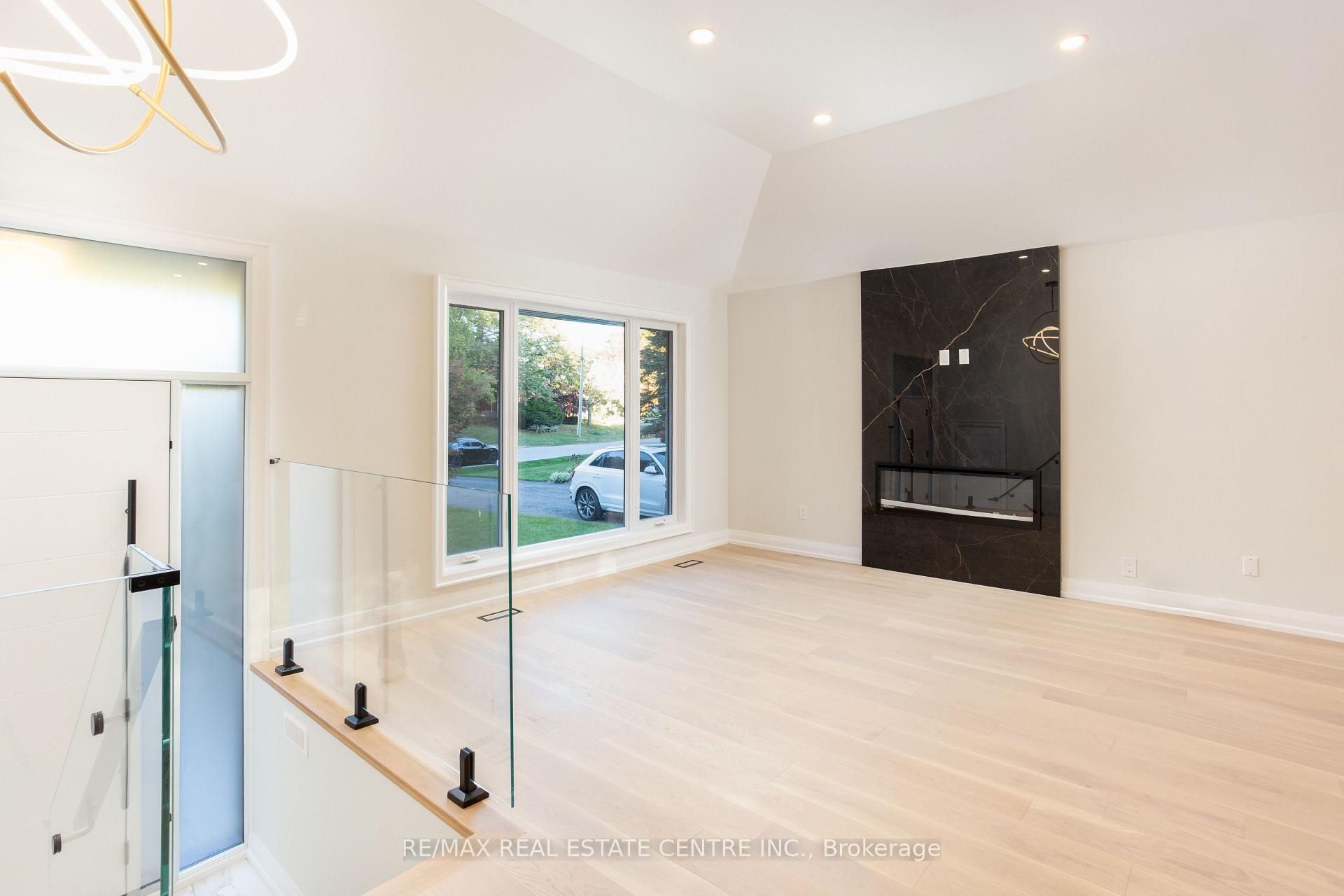 Photo 4 of 446 Willis Drive, Oakville, West — HOMEH