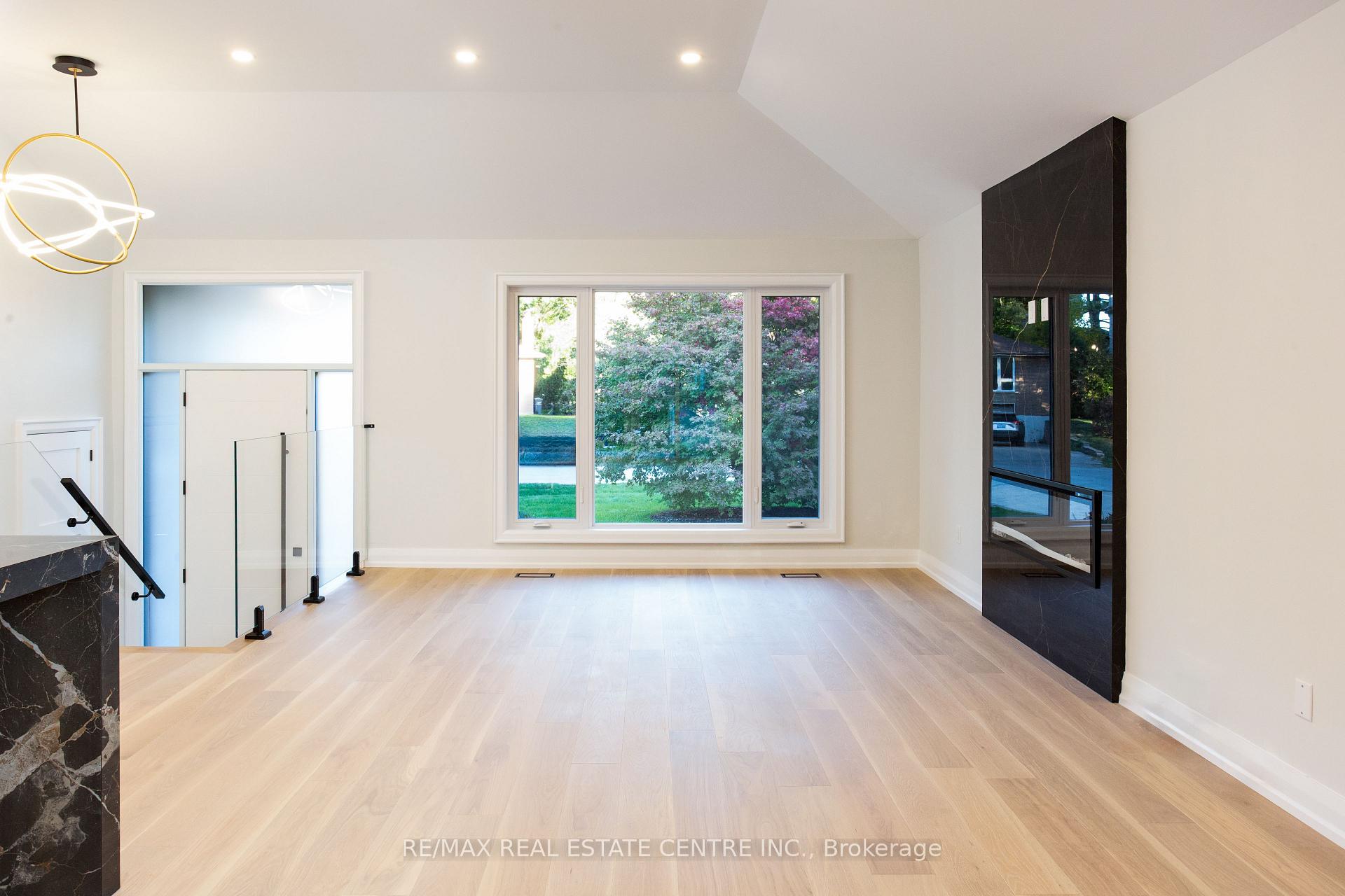 Photo 5 of 446 Willis Drive, Oakville, West — HOMEH