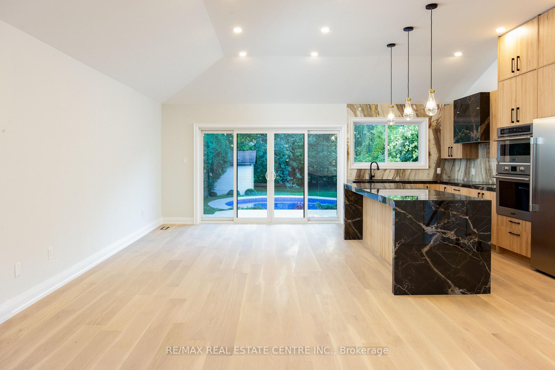 Photo 8 of 446 Willis Drive, Oakville, West — HOMEH