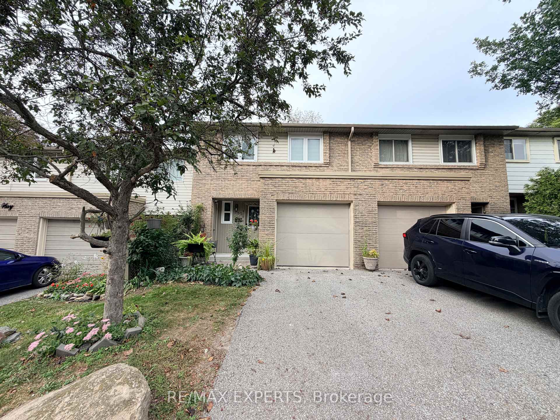 Photo 2 of 10 Knightsbridge Way, Markham, Markham Village — HOMEH