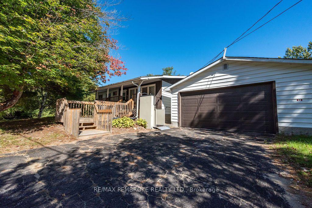 Photo 3 of 774 Pinegrove Crescent, Petawawa, Petawawa — HOMEH