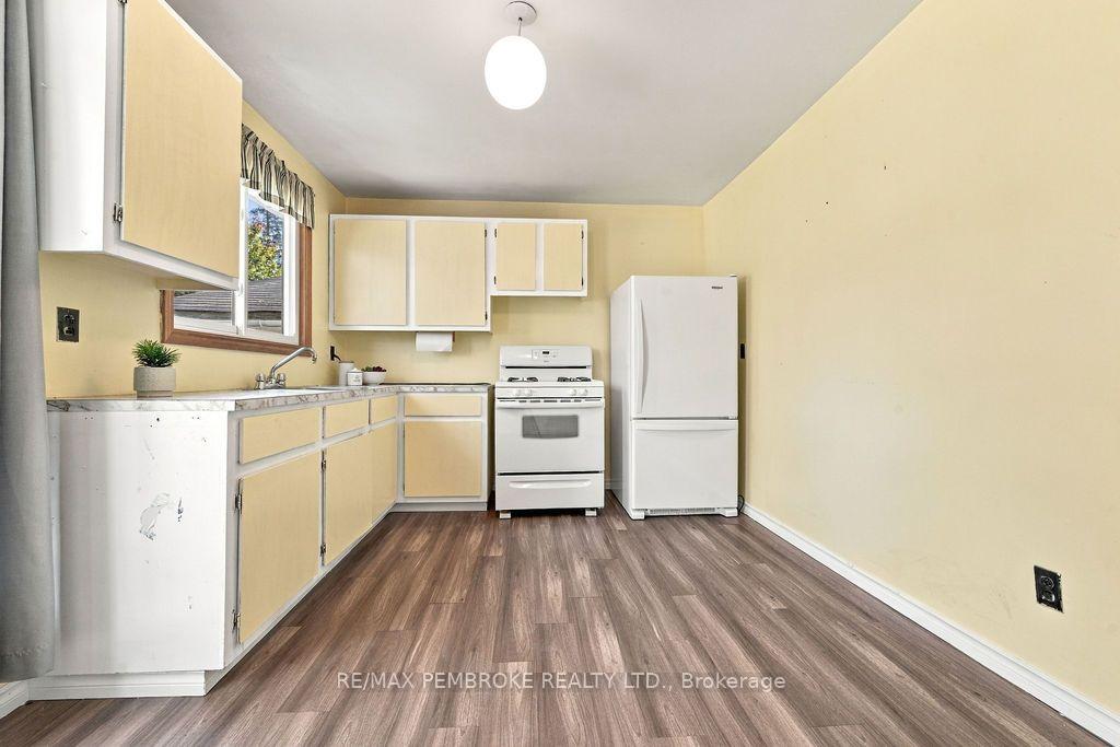 Photo 9 of 774 Pinegrove Crescent, Petawawa, Petawawa — HOMEH