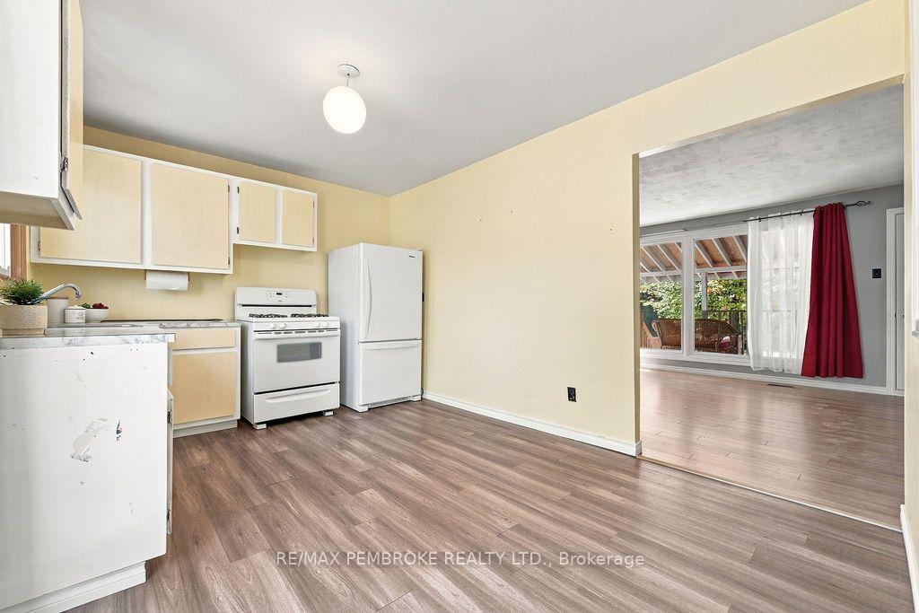 Photo 11 of 774 Pinegrove Crescent, Petawawa, Petawawa — HOMEH