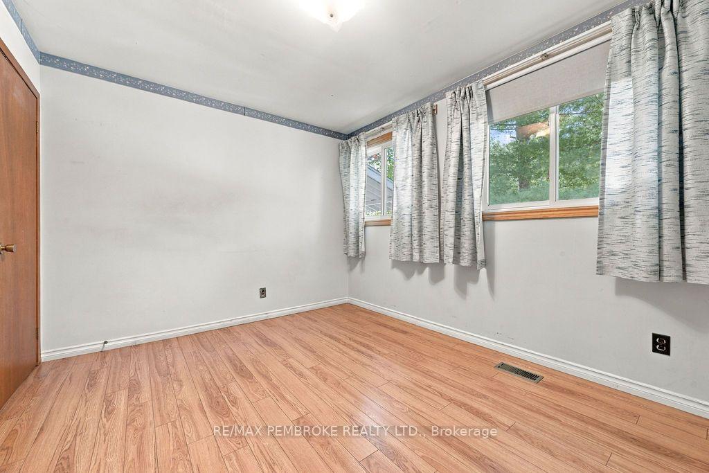 Photo 15 of 774 Pinegrove Crescent, Petawawa, Petawawa — HOMEH
