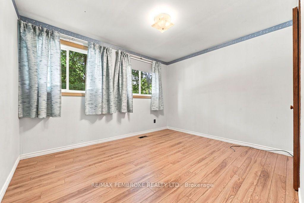 Photo 17 of 774 Pinegrove Crescent, Petawawa, Petawawa — HOMEH