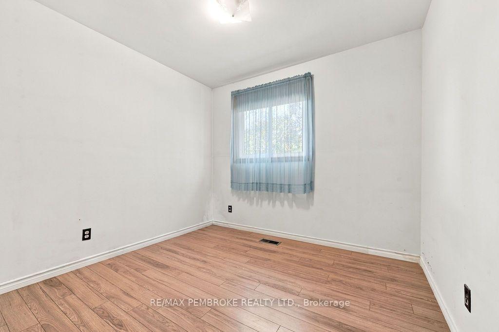 Photo 19 of 774 Pinegrove Crescent, Petawawa, Petawawa — HOMEH