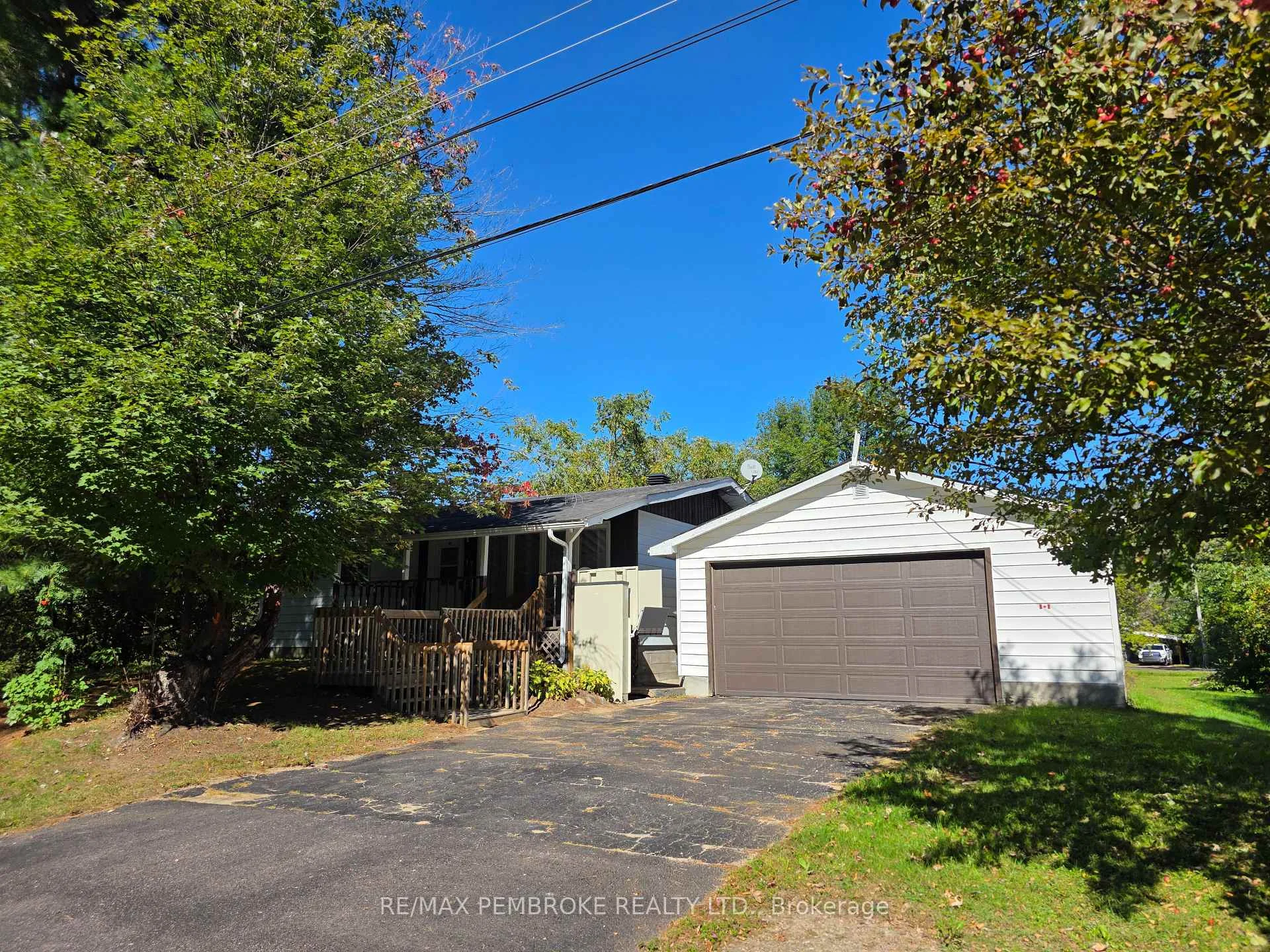 Photo 2 of 774 Pinegrove Crescent, Petawawa, Petawawa — HOMEH