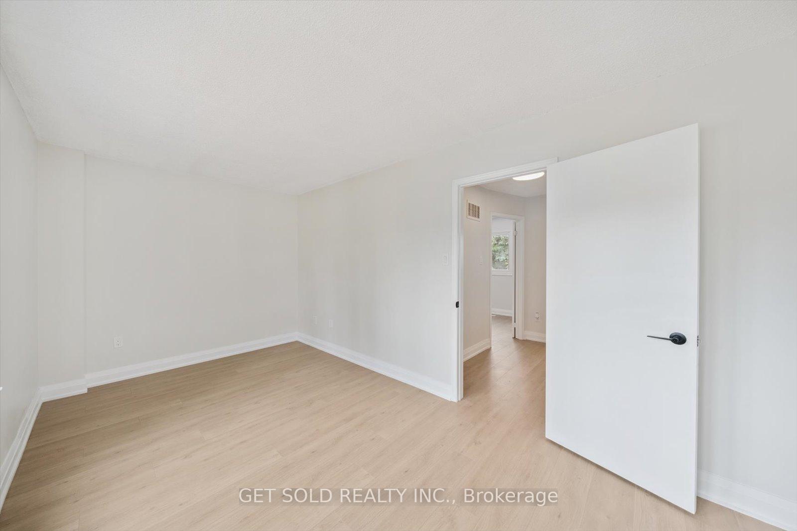 Photo 16 of 232 Kozlov Street, Barrie, West Bayfield — HOMEH